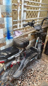 دراجة شحن للبيع بطاريات ٥ بطاريات ٢ جديدات  متروكة و بيها عطل كهربائيا...