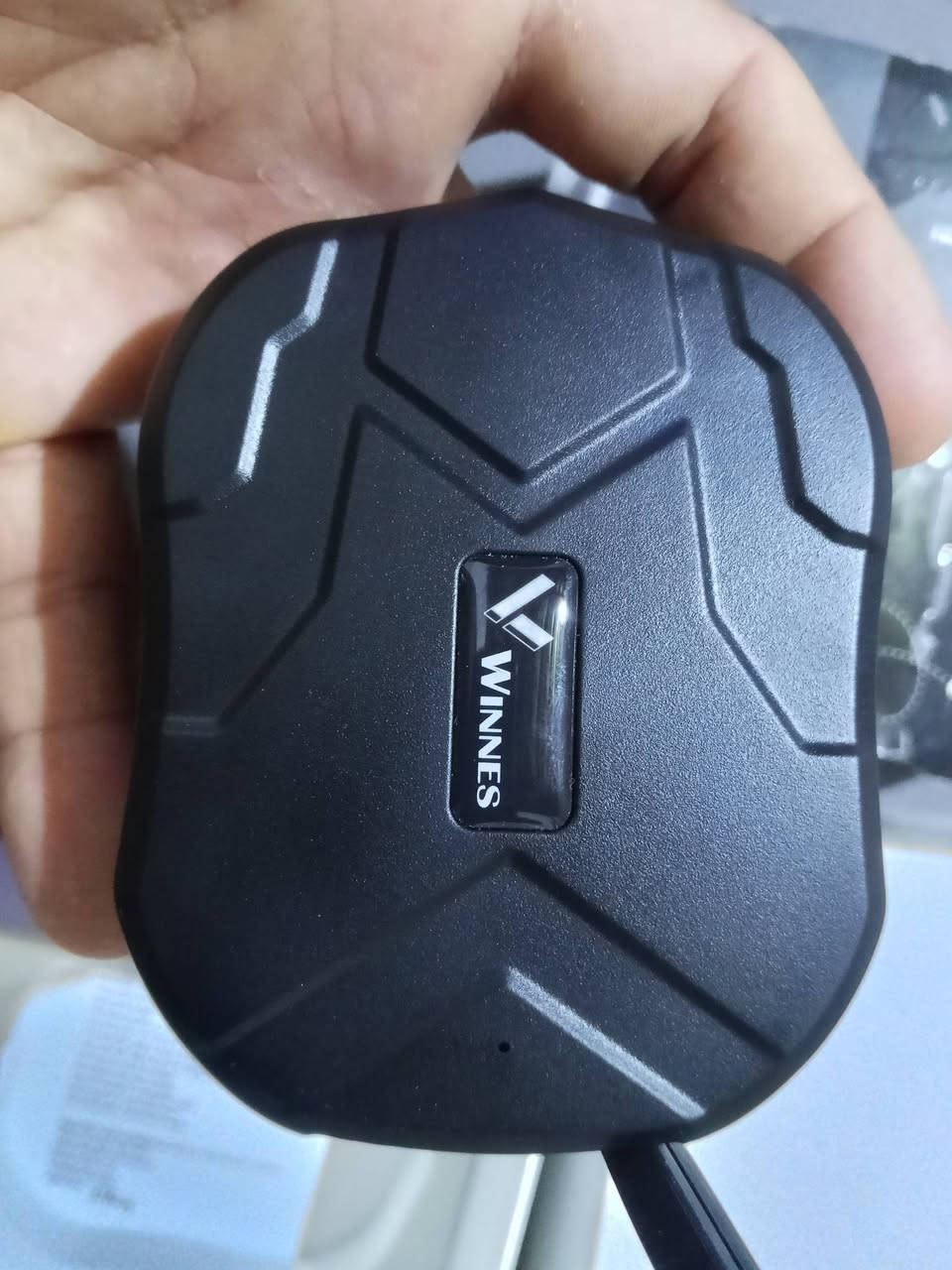 جهاز تتبع السيارات الشهير Winnes TK905 بنسخته الحديثة التي تدعم شبكات 4G. إليك المواصفات الفنية والكاملة للمنتج بشكل منظم واحترافي:
📊 المواصفات الفنية (Technical Specifications)

​الموديل: WINNES / TKSTAR TK905 (اصدار 4G)

​نوع الشبكات المدعومة: يدعم شبكات الجيل الرابع الفائقة السرعة بالإضافة إلى الأجيال السابقة (4G LTE / WCDMA / GSM / GPRS).

​البطارية: بطارية ليثيوم أيون مدمجة قابلة للشحن بقدرة 5000 مللي أمبير (3.7V).

​دقة تحديد الموقع: دقة عالية جداً تصل إلى 5 أمتار كحد أقصى عبر نظام GPS.

​الأبعاد: 90 مم × 72 مم × 22 مم.

​الوزن: 168 غرام.

​الحساسية: -159dBm.

​🔋 أداء البطارية ووقت التشغيل

​وضع الاستعداد (Standby): يمكن أن تصل إلى 30 إلى 90 يوماً (في حال عدم حركة الجهاز وبقائه في وضع السكون التام للاستشعار).

​الاستخدام الفعلي المستمر: يستمر بالعمل من 7 إلى 11 يوماً تقريباً عند تحديث الموقع بشكل مستمر وحركة السيارة اليومية.

​🔥 الميزات الأساسية والذكية (Key Features)

​تثبيت مغناطيسي قوي (Strong Magnet): يحتوي على مغناطيس مدمج قوي جداً يتيح لصق الجهاز على أي سطح حديدي في السيارة (مثل أسفل الشاسيه أو داخل الصندوق) بسهولة وبدون الحاجة لتمديد وايرات أو تركيب معقد.

​مقاومة الماء (IP65/IP67): هيكل متين ومقاوم للعوامل الجوية والأمطار والأتربة، مما يجعله ممتازاً للتركيب الخارجي.

​تتبع مباشر ومجاني: إمكانية التتبع المباشر عن طريق تطبيق الهاتف الذكي (Winnes GPS / TKSTAR) أو الموقع الإلكتروني محياناً مدى الحياة بدون اشتراك سنوي للسيرفر (تحتاج فقط شريحة اتصال ممتلئة بالرصيد/البيانات).

​تخزين مسار الرحلات (Historical Routes): يحفظ التطبيق سجل مسار حركة السيارة والمناطق التي زارتها لمدة تصل إلى 6 أشهر سابقة.

​مستشعر الصوت / التنصت (Voice Monitoring): يحتوي على ميكروفون مدمج يتيح لك الاتصال برقم الشريحة وسماع الأصوات المحيطة بالجهاز داخل مقصورة السيارة.

​⚠️ منظومة التنبيهات الذكية المدمجة:

​تنبيه الاهتزاز (Vibration Alarm): يرسل إشعاراً لهاتفك فوراً إذا استشعر أي حركة أو محاولة سرقة للسيارة وهي متوقفة.

​تنبيه تجاوز السرعة (Over-Speed Alarm): يخطرك إذا تجاوز السائق السرعة المحددة التي تضبطها مسبقاً.

​السياج الجغرافي (Geo-Fence): يمكنك تحديد منطقة معينة على الخريطة، وإذا خرجت السيارة عنها أو دخلت إليها يرسل لك الجهاز تنبيهاً فورياً.

​تنبيه انخفاض البطارية: يرسل تحذيراً عندما تشك البطارية على النفاد لإعادة شحنها.

​📦 محتويات العلبة الظاهرة في الصورة:

​جهاز التتبع المغناطيسي TK905 4G.

​كابل شحن USB (Micro-USB أو Type-C حسب خط الإنتاج).

​دبوس ومحولات الشريحة (Sim Card Adapter) لملائمة أحجام النانو والميكرو سيم.

​دليل الاستخدام (الكتالوك).

جهاز تتبع السيارات الشهير Winnes TK905 بنسخته الحديثة التي تدعم شبكات 4G. إليك المواصفات الفنية والكاملة للمنتج بشكل منظم واحترافي:

25 الف


**إذا كنت صاحب هذا الإعلان وتريد حذفه لأي سبب، رجاءا أرسل رسالة إلى الدعم الفني**
