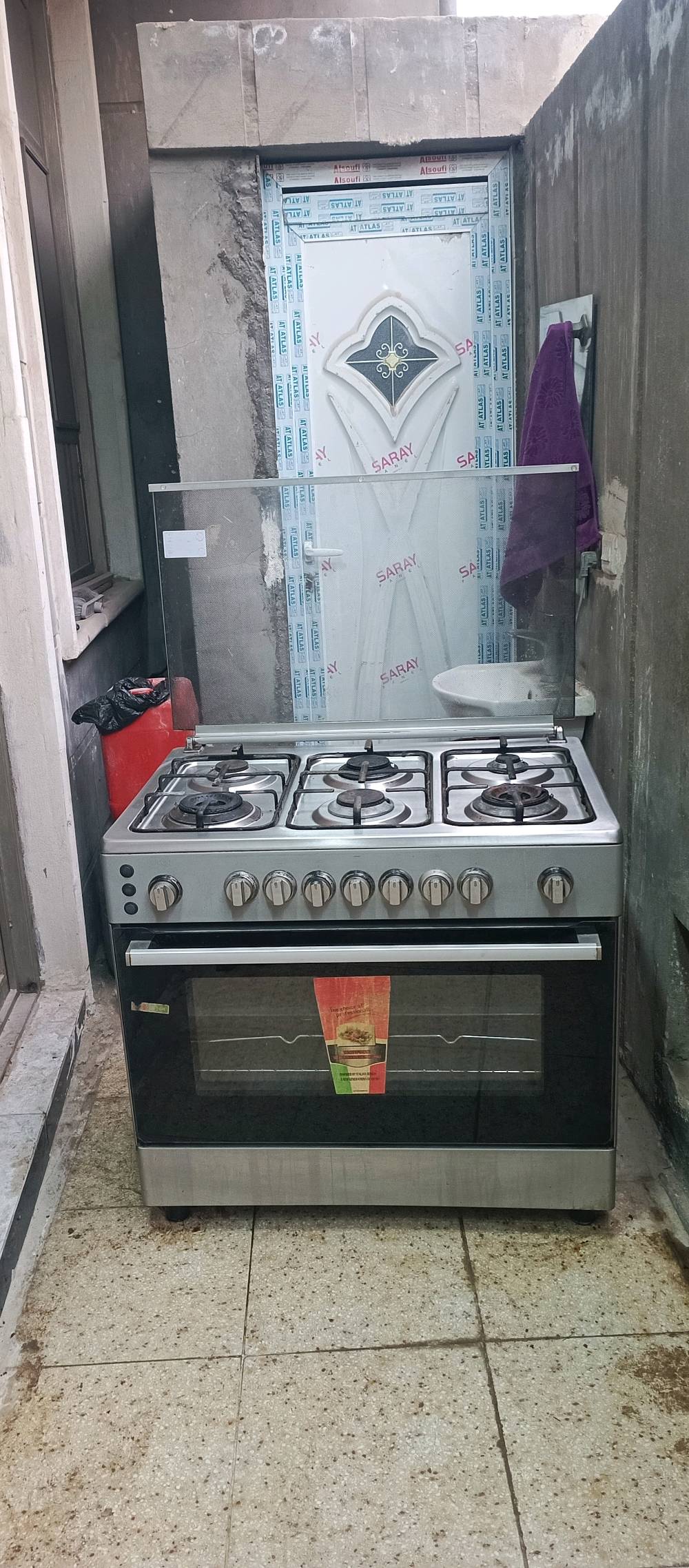 طباخ ٦ عيون مودرن نظيف جدا وشغال كلة مكان الدورة حي دجلة وسعرة ٣٠٠ الف