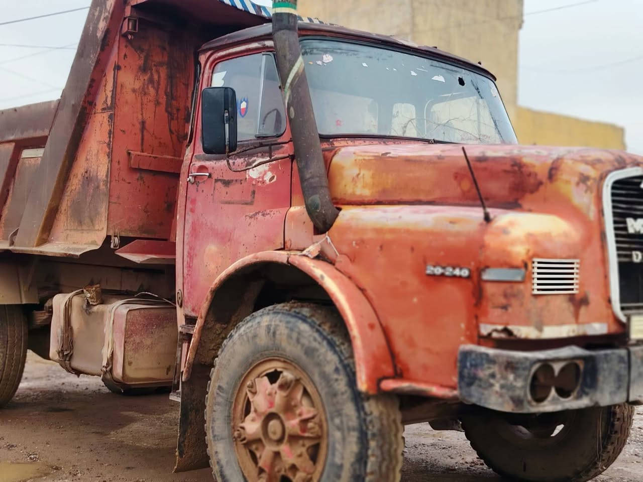 السلام عليكم مان للبيع رقم دهوك محرك كير اكسن تايرات 6 جدد شاصي نضيف سياره حلوه حيل بودي تعبان وبيه طخه بل بونيد  ***********
