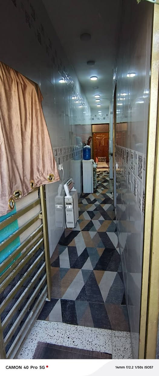 سلام عليكم عندي بيت مساحة ٧٥م مجمع السلطان الطابق الاول كامل والطابق الثاني عضم توني فاتح القالب بي ٣غرف نوم أو مدخلين ارتفاع البيت ثلاث مترات أو ربع بسعر كلش مناسب للتواصل ***********
