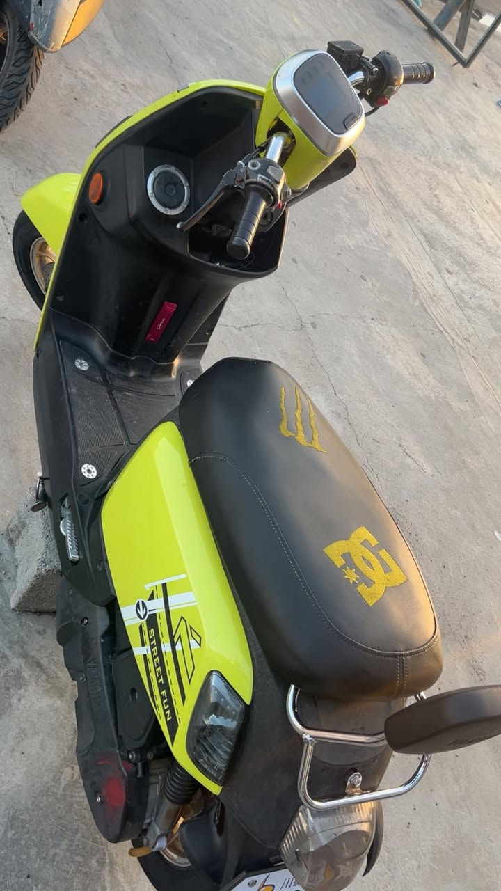 سلام عليكم 
بوليس مسطره للبيع مكينه خرسه شلعه ومعدل متنلزم
برغي ممفتوح بيهه دراجه بيهه ويل مشيف اصلي وزوج تاير جلاتين وبيهه كلجات رياضي للبيع مكاني بغداد حي العامل *********** السعر 900 وبيهه مجال
