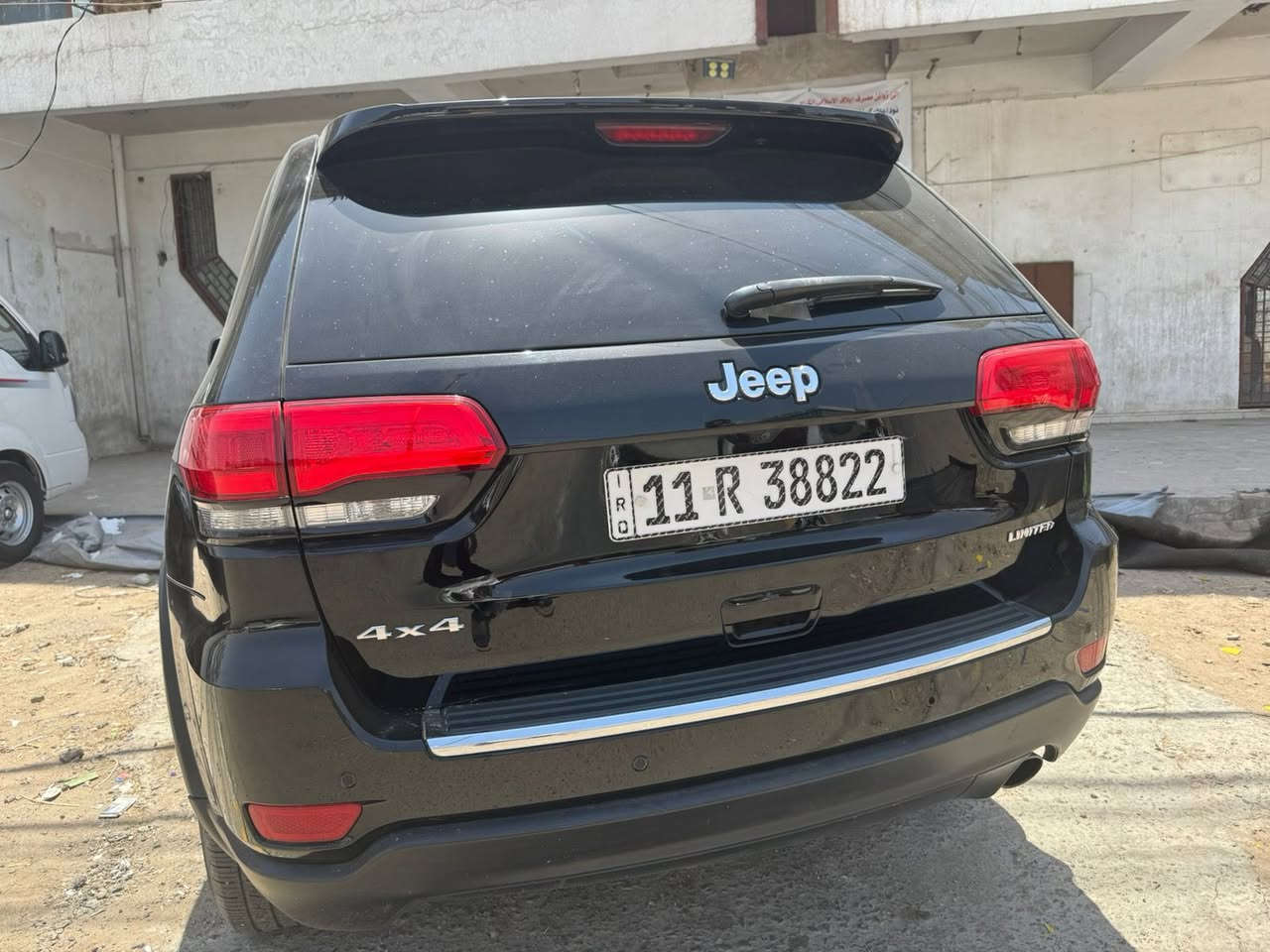 السلام عليكم .. للبيع جيب شيروكي 2019 فول مواصفات بانوراما وكشنات كهرباء حار بارد  ام الرادار وارد امريكي ضررها موضح بالصور بيها صبغ جاملغ وبنيد وبيها اباب السايق من جوه ماشيه 65.000ميل رقم بغداد لون اسود مسيرفسه وكامله بدون اي نقص السعر 19.000$ وبيها مجال للاتصال ‭0770 397 5732‬ بغداد شارع المغرب
