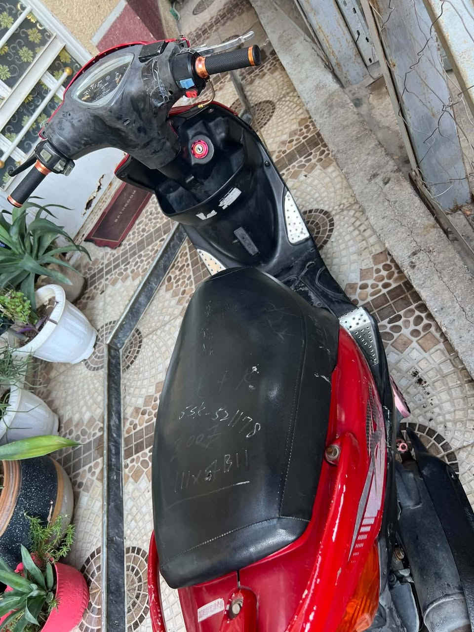 ماكس عدله سرعه 120ختم واحد ويا المكينه 
سلف عال ناصي شغل كيج سرعه شغل مال بانزين شغل
تاير خلفي جديد السعر 525 وبيه مجال قليل
*********** مكان الحولي يم جامع عمر عبد العزيز
مستعجل عله البيع
