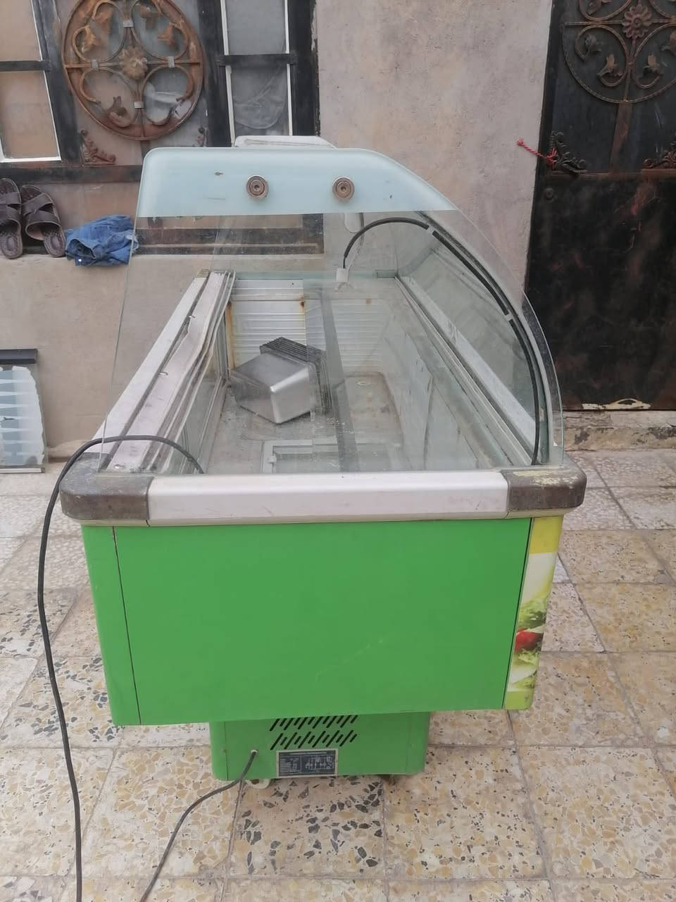 براد البيع شغال بيع مستعجل نضافته وسط او فوك الوصط براد حلو جنت استخدمه بل محل انطيني بي سعر ونتراهم بس لا تكسر بي ***********
