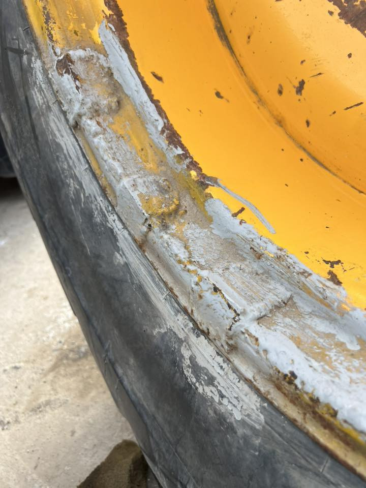 ويل وتاير حجم٢٨ جي سي بي السعر ١٥٠ الف بس لحيم وباج قوي .بغداد الشعلة ***********
