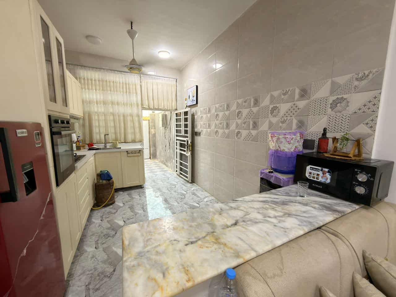 الدار للبيع 
زراعي سند ٢٥ مشمول بالتطويب 
يقع التقية الثالثة قرب مجمع الروان. يبعد عن التبليط. حوالي 40متر خدمات كاملة 
بناء حديث درجة اولى كونكرييت مسلح يباع مع الاثاث فقط السعر 63 وبي مجال قليل
المساحة 100متر 5×20
طابق واحد غرفه وصالة ومطبخ  وحمام داخلي  وطارمه للاستفسار الاتصال
***********
***********
