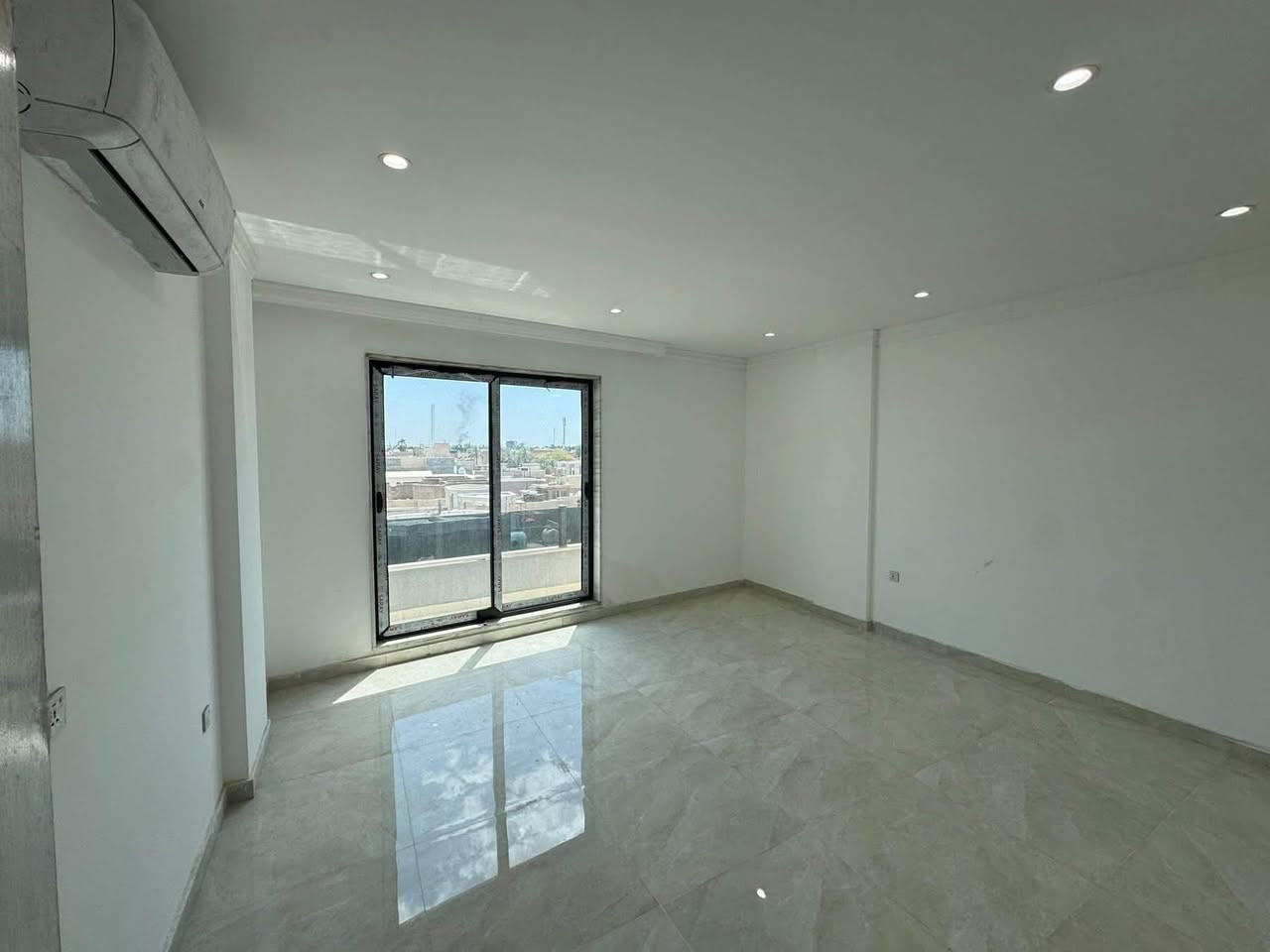 🏡شقق زيرو للايجار🏡
📍الجادرية - المربع الرئاسي

🔹 مواصفات الشقة:

• غرفتا نوم

• صالة معيشة

• مطبخ أمريكي

• حمام واحد

🔹 التجهيزات والخدمات:

• كاونتر مطبخ متكامل مع:

* ثلاجة

* مايكروويف

* فرن

* طباخ

* مرشحة مياه

* مكيفات إنفيرتر في جميع الغرف

* نظام دخول ذكي (Smart Home System)

* كراج مغلق للسيارات

* مصعد كهربائي

* درج للطوارئ والخدمة

للاستفسار :

***********

***********

شركة عصر حمورابي للاستثمار والتطوير العقاري

الكرادة - شارع العطار - بناية حمورابي
