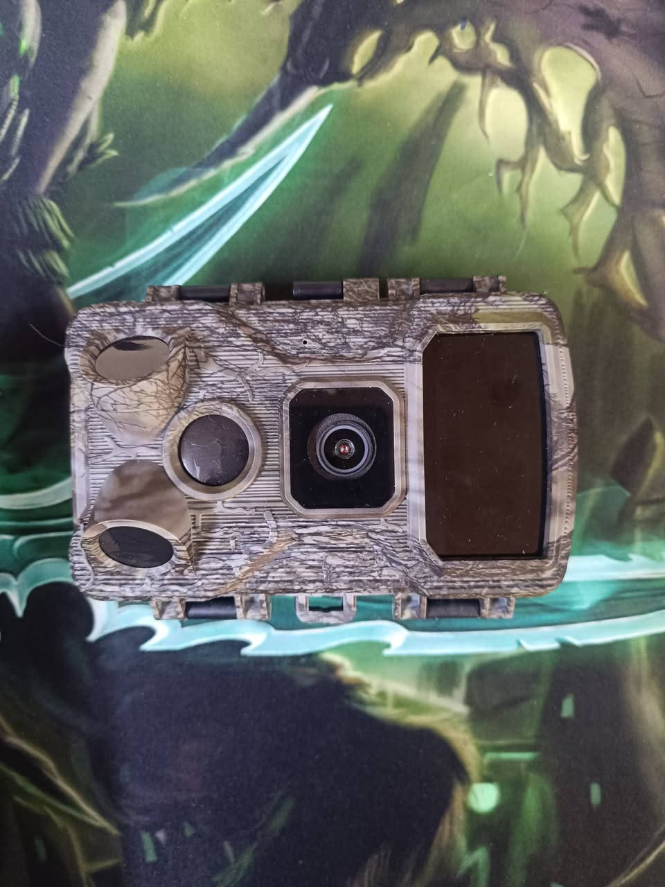 جودة التصوير: تلتقط صوراً ثابتة بدقة تصل إلى 64 ميجابكسل وفيديوهات بدقة 4K مع صوت.
الاتصال الذكي: تدعم تقنية Wi-Fi وBluetooth المدمجة، مما يسمح بالتحكم بها ومعاينة اللقطات عبر تطبيق "TrailCam Go" على الهاتف المحمول من مسافة قريبة (حوالي 13.7 متر) دون الحاجة لسحب بطاقة الذاكرة.

السرعة والزاوية: تتميز بسرعة تشغيل فائقة تبلغ 0.05 ثانية، وزاوية رؤية واسعة تصل إلى 130 درجة، مما يضمن عدم تفويت أي حركة.

الرؤية الليلية: مزودة بـ 45 مصباح LED بالأشعة تحت الحمراء (940 نانومتر) توفر رؤية ليلية واضحة لمسافة تصل إلى 30 متراً دون إزعاج الحيوانات.

المقاومة والتحمل: حاصلة على تصنيف IP67 لمقاومة الماء والغبار، مما يجعلها قادرة على العمل في الظروف القاسية مثل الغابات المطيرة مع رام 64 كيكه

خليلي سعرك وبل عافيه


**إذا كنت صاحب هذا الإعلان وتريد حذفه لأي سبب، رجاءا أرسل رسالة إلى الدعم الفني**