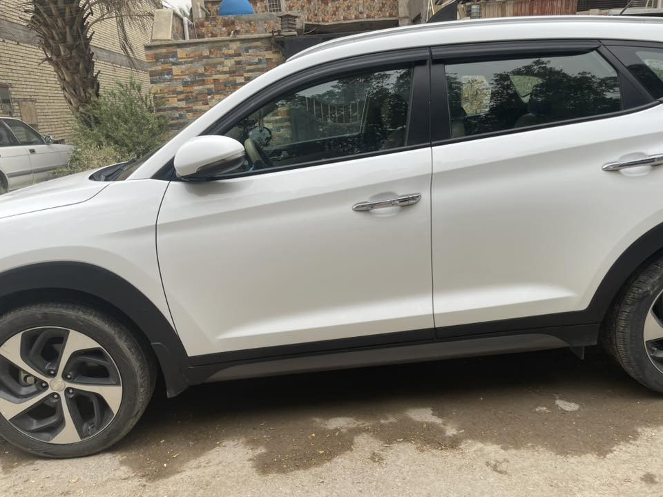 السلام عليكم اخواني وتحية طيبه للجميع 
سيارة توسان 2016 خليجيه ابيض شكل 18
محرك 2400 gdi
ماشيه 150 الف
فور ويل 
جلد وكلش نظيفه السعر 17250$
بيها بعض الملاحظات البسيطه
***********
