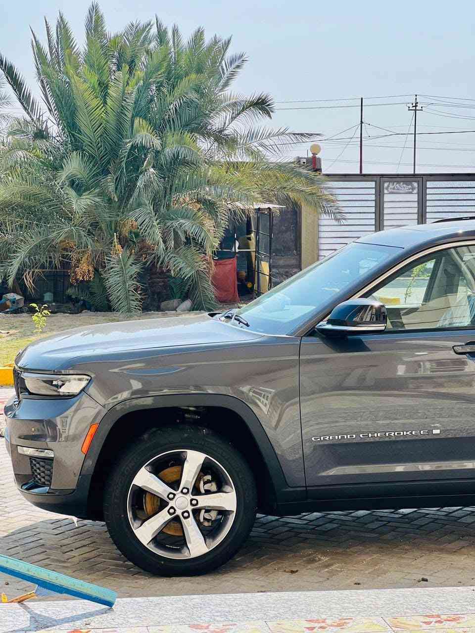 جيب كراند شيروكي فول مواصفات ١/١ موديل 2021 
فئة L ماشيه 16  الف فقط رقم بغداد دولي 
 حره بأسمي بيها باب وجاملغ تبديل 
حته سونارها عندي  للبيع او مراوس بتاهو 
كشنات Vip منفصل 
فور ويل 
السعر عند الاتصال على الرقم ***********
