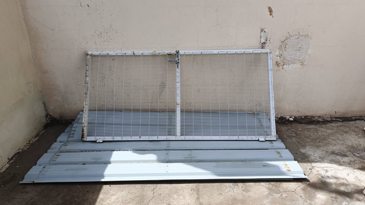 قفص كامل للبيع
السعر 250وبي مجال 
***********
