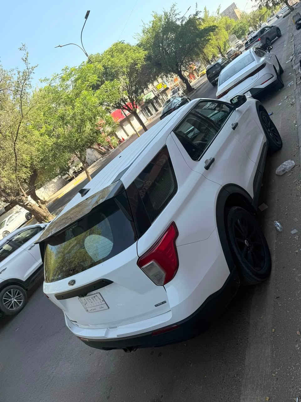 حالين موجوده بغداد السياره 
بسعر مناسب 
رقم الهاتف : ***********

فورد اكسبلورر بوليسي هايبرد   4WD

الموديل : 2021

اللون : أبيض 

 العداد :50 الف كيلو 

الضرر :  جاملغ  امامي مبدل و مصبوغ وبنيد مصبوغ 

 صور الحادث مرفقة في الصور 

مرقمة بغداد باسمي تحويل ثاني يوم 

المواصفات : مواصفات البوليسي معروفه 

4*4 (AWD)
مفتاح  تشغيل
كراسي امامي كهربائي 
كراسي الخلفي جلد منفصل
حساسات خلفية
لد امامي وخلفي 
بلاجيكتور
تبريد خلفي
عدد المقاعد (7) راكب
نقطة عمياء
كاميرة خلفية
كشافات
اوتو ستوب
دبل صالنصه
محرك 3300 كهوبائي مهجن هايبرد
