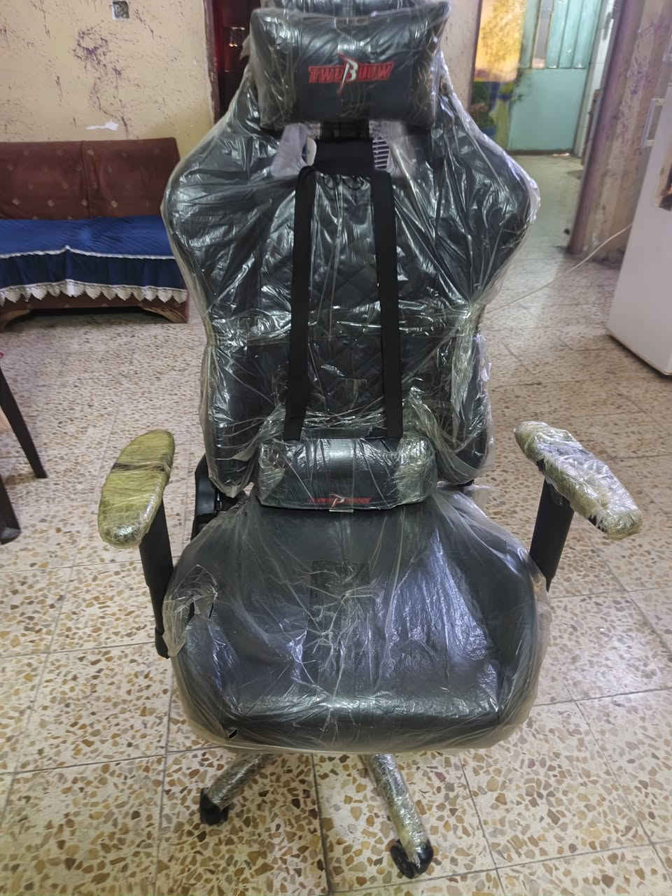 كرسي كيمينك
حجم وسط يعني مو حجم صغير  مريح بالكعده  
اليدات تصعد و تنزل
مستخدم اقل الشهر 
رايده 120 الف سعر نهائي
ماخذه 220 الف
مكان بغداد البياع
***********

