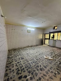 � للإيجار في السيدية دار سكني بمساحة 300م² في موقع مميز.  🔹 يحتوي على:...