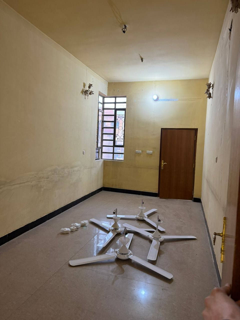 دار للايجار
العنوان : تكريت القادسية شارع الدفاع المدني 
قرب مدرسة عمرو بن جندب  
يحتوي على استقبال و 2 غرف نوم
  ومطبخ وصحيات  داخل وخارج 
ايجار الدار  《300ألف》
للاستفسار الاتصال على الارقام التالية
***********
***********
مكتب دجلة للعقار ....
