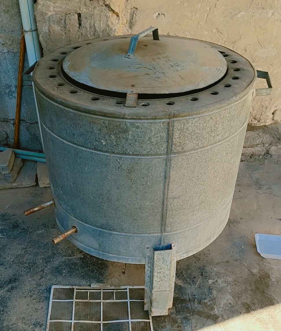 تنور غازي  مع قنينه التواصل /*********** كربلاء, العراق
