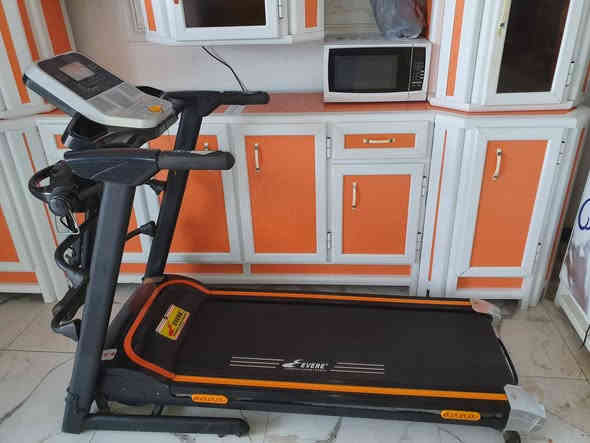 يتوفر في مجمع النازك جهاز جري ~(EVERE) صناعه فرنسي نضافه 85٪وجهاز هزاز وشناو بطن معه 
عنوان /النعمانيه /شارع 60/مقابل مدرسه بدور اساطعه 
رقم الهاتف واوتساب /***********
