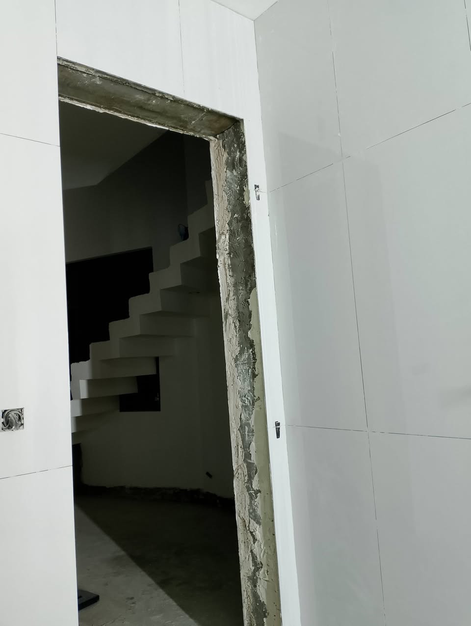 السلام عليكم 
خلفه سراميك جدران وارضيه
الواح وشغل نضيف متفرغ
اي استفسار***********
