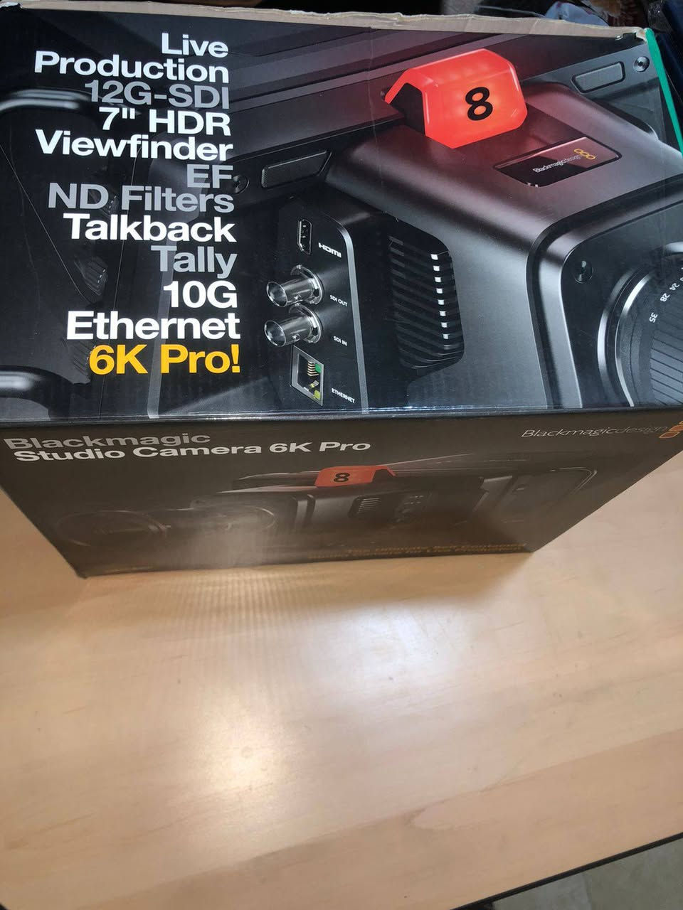 سلام عليكم
 للبيع كاميرا بلاك ماجك ستوديو سينمائية
 Blackmagic Studio Camera 6K Pro –  

الحل الأقوى للإنتاج السينمائي المباشر والمؤتمرات والبرامج. تتميز بمستشعر 6K سينمائي وفلاتر ND مدمجة، مع شاشة HDR فائقة السطوع. الكاميرا تدعم عدسات EF وتوفر جودة صورة لا تضاهى في ظروف الإضاءة المختلفة.

​إليك أبرز مواصفاتها التقنية:
​1. المستشعر والجودة (Sensor & Resolution)
• ​المستشعر: مستشعر بدقة 6K من نوع Super 35.
• ​الدقة القصوى: 6144 × 3456 بكسل.
• ​الألوان: تدعم تقنية الألوان من الجيل الخامس (Generation 5 Color Science) من Blackmagic، مما يعطي ألوان بشرة طبيعية وشكلاً سينمائياً.

• ​ISO المزدوج: تمتلك ISO أصلي مزدوج (Dual Native 
ISO) يصل إلى 25,600 لأداء ممتاز في الإضاءة المنخفضة.

​2. العدسات والفلاتر (Lens & Filters)
• ​حامل العدسة (Lens Mount): تأتي بفتحة EF Mount، مما يسمح لك باستخدام تشكيلة واسعة من عدسات Canon وبقية الشركات.

• ​فلاتر ND مدمجة: تتميز نسخة "Pro" بوجود فلاتر ND مدمجة (2 و 4 و 6 وقفات) قابلة للتحكم بها إلكترونياً، وهي ميزة أساسية للتعامل مع الإضاءة المتغيرة بسرعة.
​3. الشاشة والتصميم

• ​الشاشة: شاشة ضخمة مقاس 7 بوصة عالية السطوع (HDR) تعمل باللمس، مصممة خصيصاً لتسهيل التأطير والتركيز (Focus) أثناء البث.
• ​الهيكل: مصنوع من البولي كربونات المقوى بألياف الكربون، مما يجعلها خفيفة الوزن ومتينة جداً.

​4. المداخل والمخارج (Connectivity)
• ​12G-SDI: لنقل الفيديو بدقة عالية جداً وبدون تأخير.
• ​HDMI: مخرج متوافق مع معظم المحولات وأجهزة العرض.
• ​الصوت: مدخلات XLR احترافية تدعم الفانتوم باور (Phantom Power) للميكروفونات الخارجية.
• ​Ethernet 10G: يتيح لك التحكم بالكاميرا، نقل الطاقة (PoE)، ونقل الفيديو عبر كابل شبكة واحد فقط.


**إذا كنت صاحب هذا الإعلان وتريد حذفه لأي سبب، رجاءا أرسل رسالة إلى الدعم الفني**