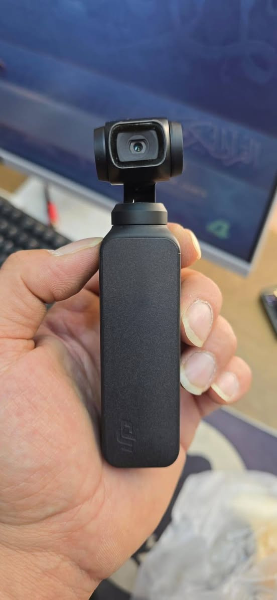 الإصدار الأول من كاميرا DJI Osmo Pocket #مستخدم 

 يدعم التصوير بدقة 4K بمعدل يصل إلى 60 إطارًا في الثانية.
المستشعر: مستشعر CMOS بحجم 1/2.3 بوصة بدقة 12 ميجابكسل.
الوزن: خفيف جداً، يزن حوالي 116 غرام.
البطارية: توفر حوالي 140 دقيقة من التصوير عند استخدام دقة 1080p.
#السعر ٩٠الف
للتواصل واتساب *********** او مراسلة الحساب
