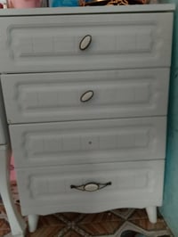 غرفة تركي • نضيفه • ميز ناقص مرايه