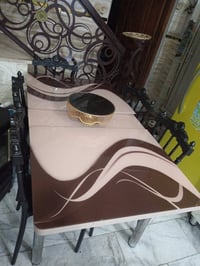 ميز طعام كامل • مع كراسي • نضيف