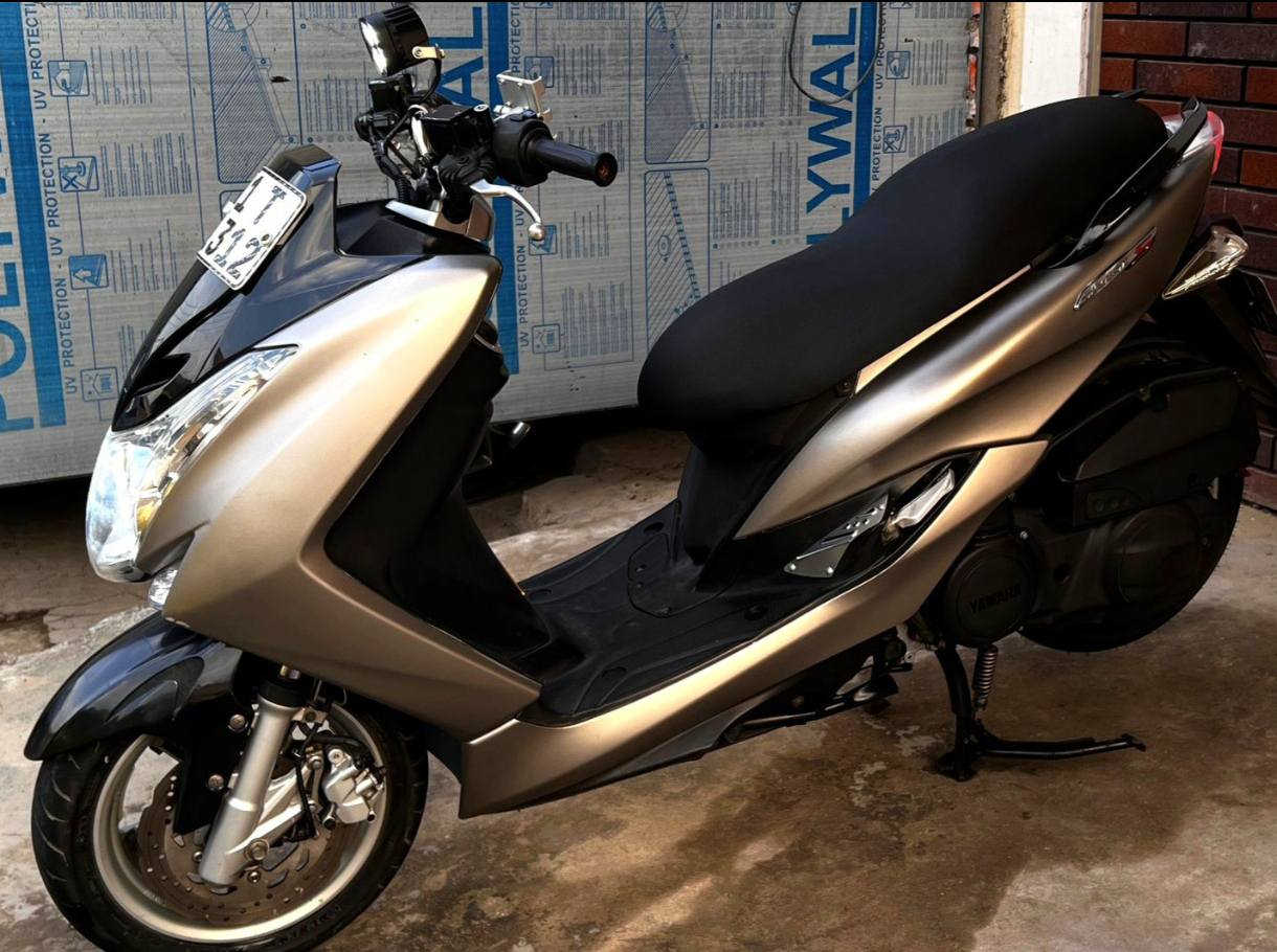 السلام عليكم اخوان 
للبيع دراجة 
Yamaha majesty 155 s 
( مرقمة بغداد رقم انكليزي ) 
وكامله وبيها هزه يعني الدراجة مهزوزه بيه ستيكر الملصق متحتاج هزه 
الدراجة ماشية 28 الف 
عليها ادامة كاملة 
من ناحية المكينة 
سويتلها صيانة يم الأخ داود الجبوري رجل مبدع بعمله
 تنظيف حجرة الأحتراق كاملة وتنظيف الكور بل كامل 
وتبديل ولفات اصليه ختم SMAX شركة WS اصليات 
وتنظيف النوزل والجويتر والمنظومه مال راديتر بل كامل 
الدراجة بس اكول امانت الله رجعت جديدة يعني اكفلها الك كفاله عامه من ناحية مكينه وكهربائيات 
الدراجة نكرة سلف تكول بصمه من سرعة التشغيل ما شاء الله 
ومسويلها ادامة خرز الكلج الامامي وقايش اصلي مشلن جديد اصلي 
وعليها تخم تايرات امامي وخلفي جديدات امانت الله 
وعليها صالنصه رياضي ستيل تجي بيها حساس أوكسجين تجي قطعتين وكاتم اصليه ختم محفور عليها 
ومبدل فلتر كلج هم جديد ومبدل ماء راديتر بيها ياما لوب اصلي 
ودهن اصلي liqui moly mb 10w40 
وجاملغ الامامي يجي رياضي نادر جداً والبومه او الجامه تجي هم رياضي شكل احلى 
والكشن مدوشم بل جديد 
الكفرات ولا شخطه بيها 
وياها شغلات إضافية هم مني 
قايش اخر جديد شركة بور لينك 
وبلاجكتور اضافي وستاند موبايل ونوزل احتياط جديد 
وفلتر شوته مسلح ثاني لان هيه هم بيها واحد داخلها مسلح همين 
وبيها ذيل رياضي اضافي وذيل بلادي ويا اشاير اصليه اضافي 
الدراجة كامله مكمله مال جناي تعبان عليها جداً امانت الله
السعر 27 ورقة وبيها مجال 
( العنوان بغداد الدورة)
رقم الهاتف ***********
