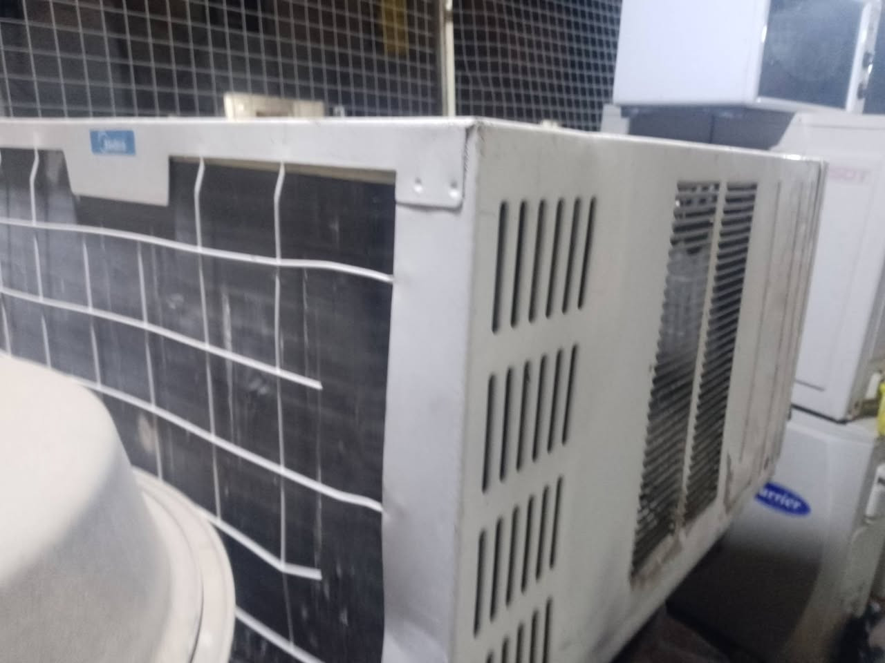 السلام عليكم مكيفات عدد 2 واحد كري وثاني ميديه مادخلت تصليح ع وضع الشركه وضمان سعر الوحد 225الف مكاني بلنجف حي مهندسين رقم ***********
