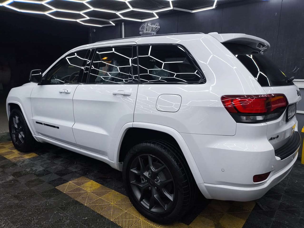 السلام عليكم ورحمة الله وبركاته

للبيع: Jeep Grand Cherokee 2021 (خليجي – يُعرف بـ 80)

• السيارة فل أوبشن.
• حساسات أمامية وخلفية.
• رادار أمامي وجانبي.
• نظام توقف تلقائي خلفي.
• أوتو بارك (تصف السيارة تلقائياً).
• جنوط 21 إنش.
• إطارات جديدة.
• مقاعد أمامية تدفئة وتبريد.
• المقاعد الخلفية تدفئة.
• ستيرن تدفئة.
• مقاعد السائق والراكب الأمامي كهربائية مع خاصية الميموري.
• فتحة بانوراما.
• هيتر للمرايا الجانبية.
• ومواصفات أخرى كثيرة.

ملاحظة:
• السيارة بيها طخة بالباب، وتم تبديله، والباب الأصلي موجود معها.

السعر: 28,000 دولار، وقابل للتفاوض للجادين.

📞 للاستفسار:
***********
