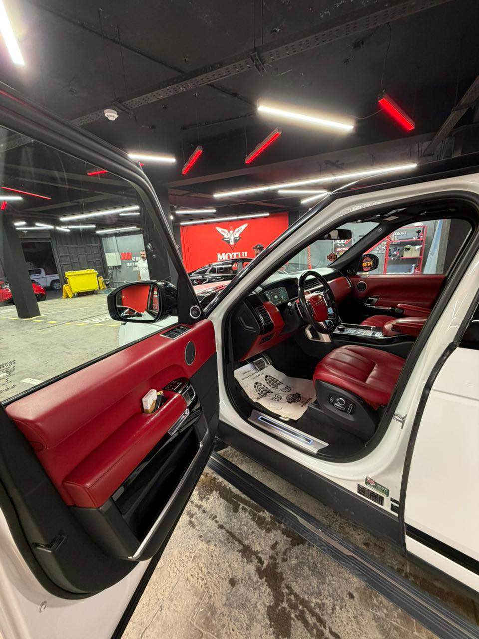 Jo: للبيع ملكة الفخامة البريطانية.. رانج روفر فوچ Autobiography 2016 (VIP الملكية) - خليجي سردار
الأداء والقوة (القلب النابض):
المحرك: الوحش البريطاني V8 Supercharged.. عنوان للقوة والأداء العالي .
ناقل الحركة: 8 سرعات مع شفتات رياضية خلف الستيرن، لتجربة قيادة ملكية تجمع بين النعومة والقوة المطلقة.
المسافة المقطوعة: 100 ألف كم فقط (إدامة شاملة وكاملة مابيها اي نقص).
المنشأ: وارد وكالة سردار - بغداد (أعلى فئة مواصفات Autobiography vip).
حالة البدي واللون:
الصبغ: مكفولة كفالة عامة من الصبغ، حتى الدعاميات صبغ شركة ومكفولة.
ملاحظة للأمانة: يوجد تكحيل كارت (مقدار إصبعين فقط)
اللون: أبيض ملكي (تو كلر) مع قمارة سوداء أصلية.
المقصورة والرفاهية (VIP الكاملة)
نظام المساج: نظام مساج ملكي لجميع المقاعد (أمامية وخلفية).
نظام المقاعد: كشنات منفصلة خلفية (Individual VIP Seats) بوضعية استرخاء ملكية.
التحكم والخزن: جميع الكشنات (أمامية وخلفية) كهرباء بالكامل مع نظام ذاكرة خزن (Memory) لكل المقاعد.
الراحة: نظام تبريد وتدفئة لجميع المقاعد (أمامية وخلفية).
الديزاين: داخل جلد أحمر (كامل) فائق النعومة + سقف (شاموا/كنتارا) أسود أصلي بحالة المصنع.
التبريد: ثلاجتين منفصلة (ثلاجة أمامية + ثلاجة خلفية للركاب).
الأنظمة الذكية والتكنولوجيا:
أنظمة القيادة: نظام النقطة العمياء (Blind Spot) + حساسات أمامية وخلفية كاملة.
الإضافات الخارجية: مري شفط (طي آلي)، أبواب شفط، وصندوق كهرباء.
الرؤية: داتا شو (HUD) عرض المعلومات على الجامة، وكاميرات محيطية 360 درجة.
التحكم: ستيرن كهرباء (فول تحكم) مع نظام صوتي Meridian المحيطي.
الملحقات: غراض الشركة والعدة كاملة وموجودة بالسيارة.
التفاصيل المالية والموقع:
السعر: 34500$ (345 ورقة) وبيها مجال طيب للشراي.
المكان: بغداد - السيدية.
للتواصل: *********** بغداد, العراق
