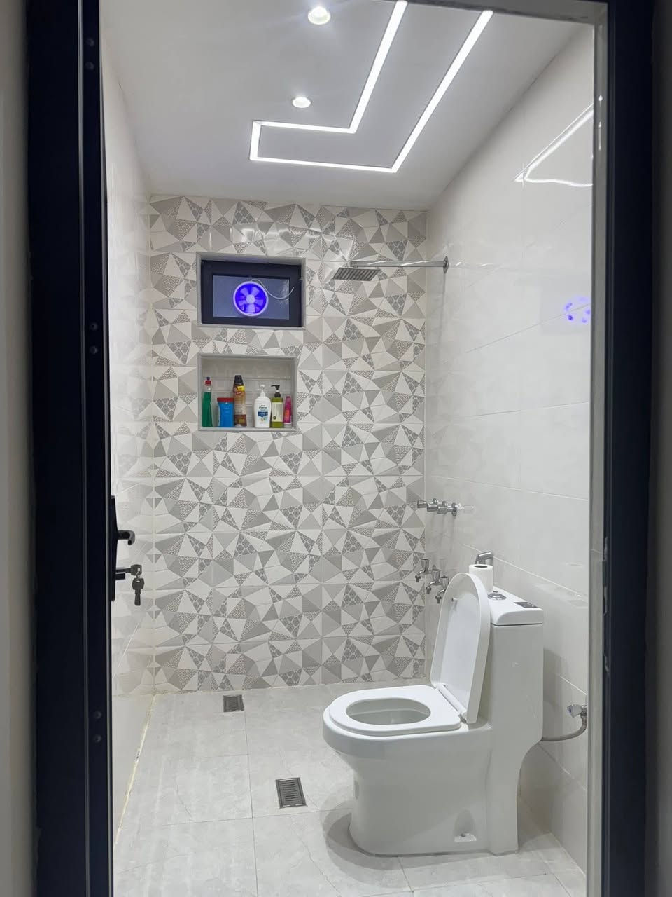 دار للبيع مساحه 100م واجهة 6 وربع نزال 16 طابقين يحتوي البيت على مطبخ استقبال هول غرفه صحيات الطابق الثاني غرفتين  نوم وصحيات بيت بناء جديد المكان البوعيثه  مجمع العدل الاول قرب جامع كامل عبود  للاستفسار ***********
