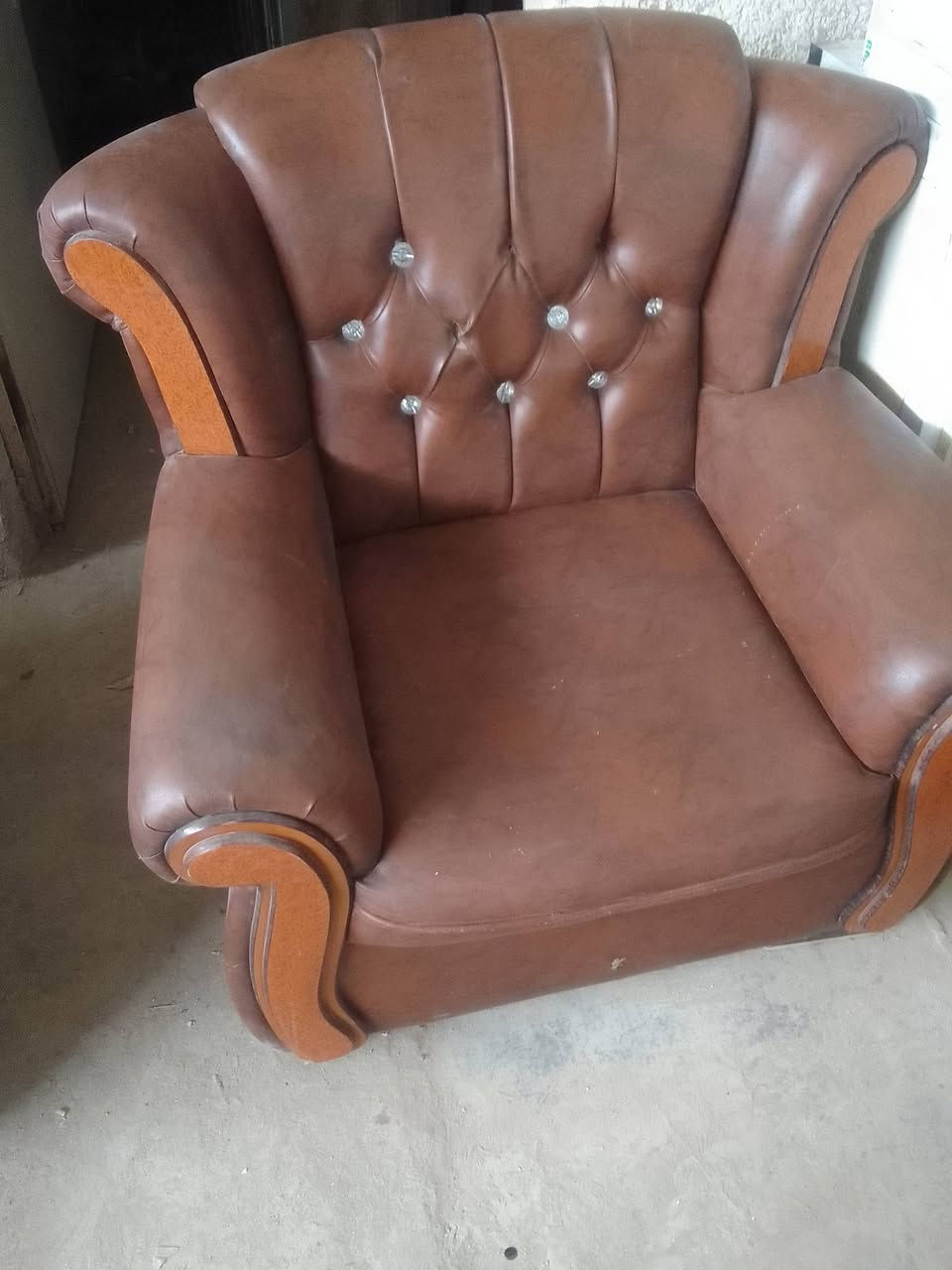 خمس كراسي للبيع سعر مناسب شراي يتفضل خاص مكاني بغداد رقم الهاتف بي واتساب ***********
