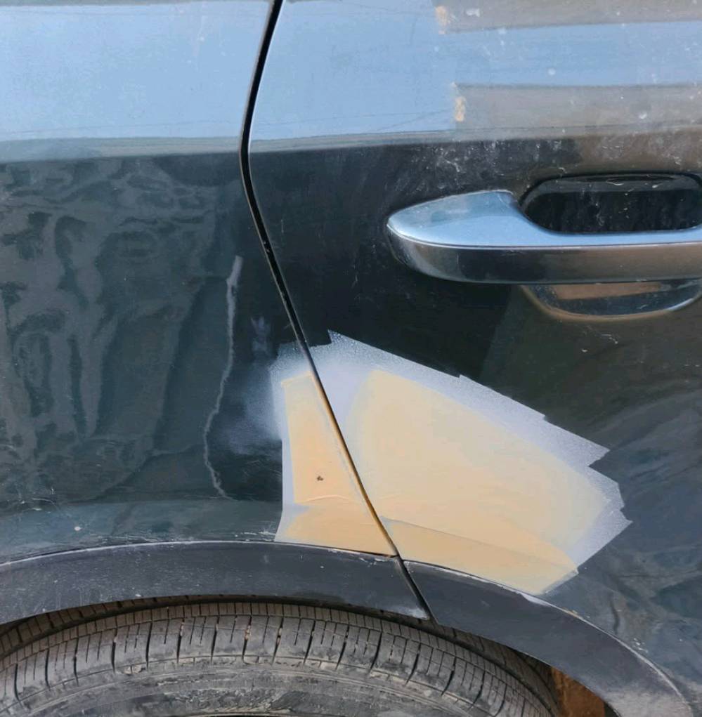 2023 KIA SORENTO
سعة المحرك:- 2.5
اللون:- زيتوني  
المسافة المقطوعة :-000 26 mi 
عدد المقاعد :- 7 مقاعد 
مواصفات السيارة :- X Line 
* شاشه كبيره 
*كراسي كهرباء   
*وَيْل 20
*فرش جلد اسود 
*كامره 
*حساس تجاوز 
*بصمه
*حساس خلفي  
*تشغيل عن بعد 
*لايت زينون 
*اشاره بالمرايا
بدون رقم دخول جديد 
السيارة جديد 
وحادثه حلوو جاملغ الغلفي بدون ايرباك 
العنوان بغداد الغزاليه 
***********
