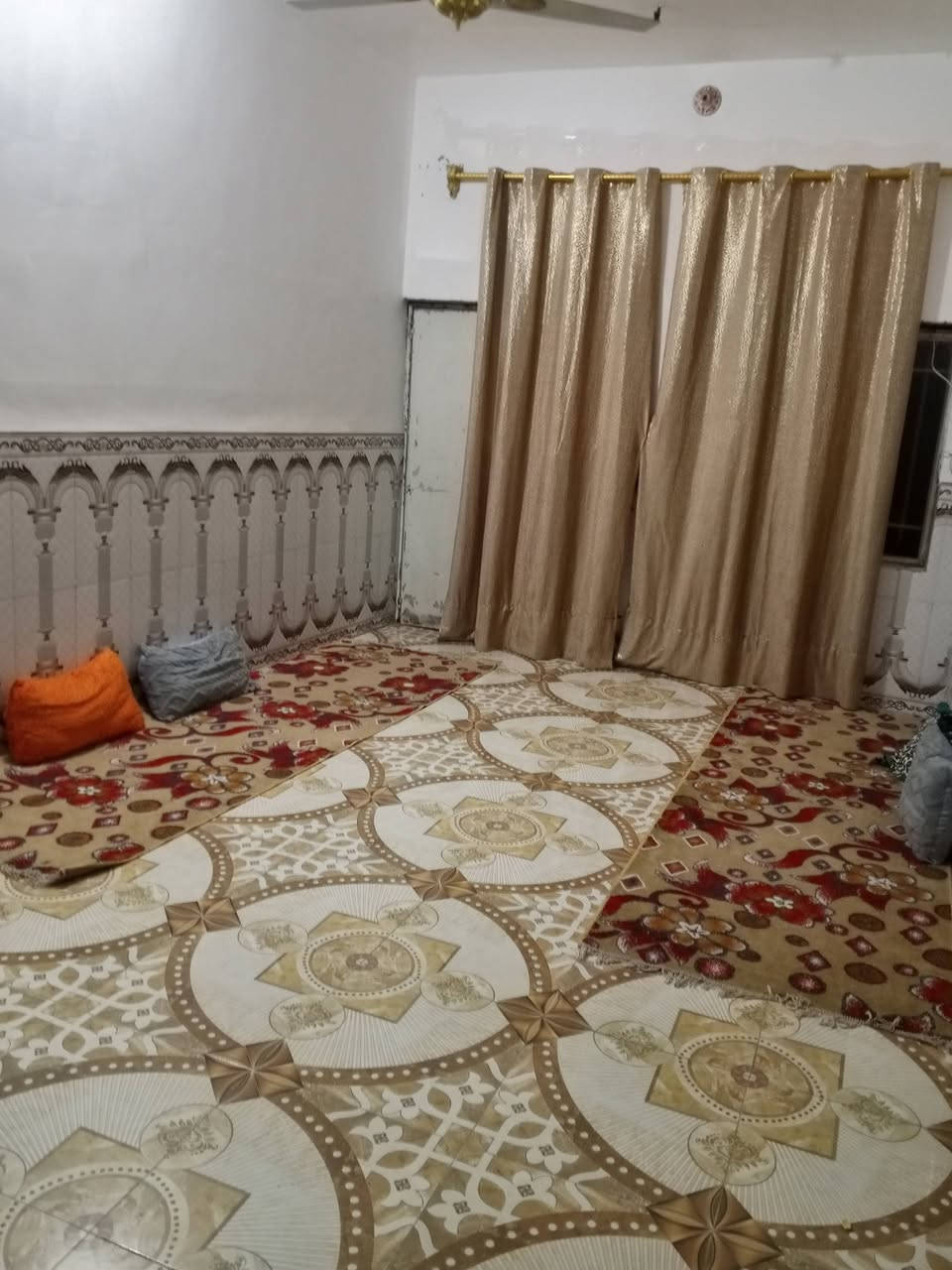 بيت البيع مساحه 220 صوب بني ركاب على طريق شريكات يبعد على شارع 100 متر
تصال ***********
