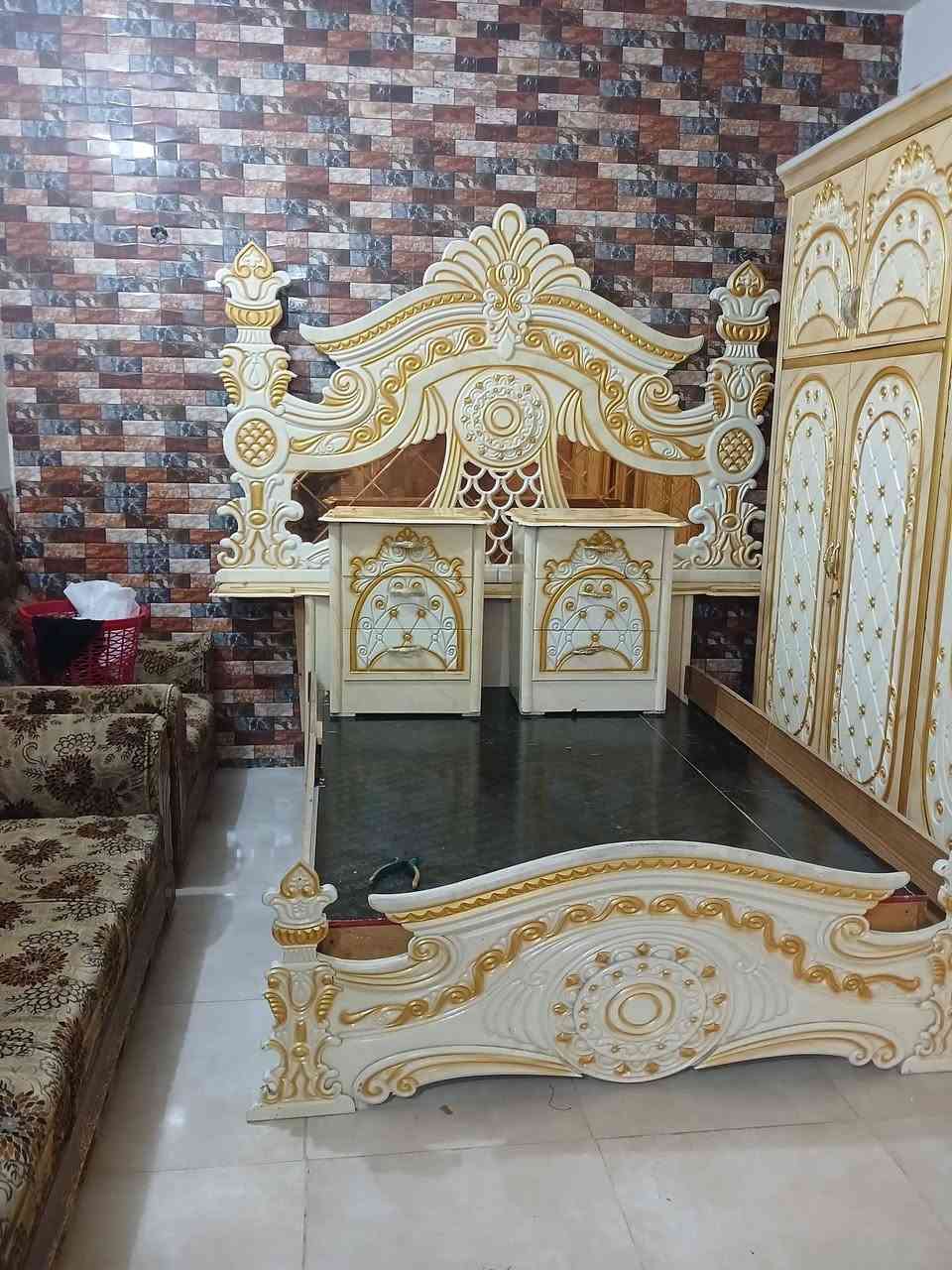 السلام عليكم هاذه الخشاب البيع بسعر مناسب 650 بيه مجال بسيط التصال ***********
