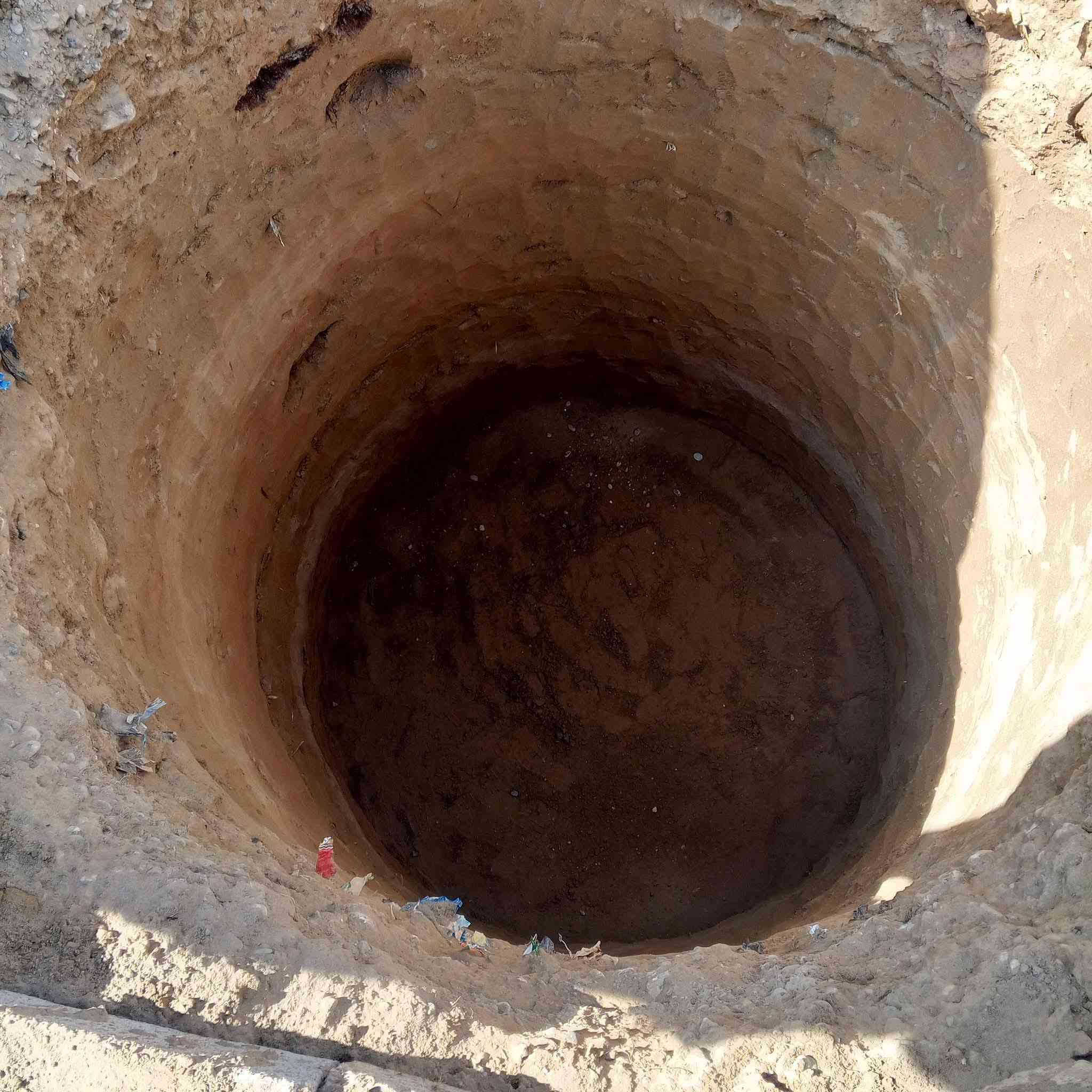 كادر حفر منهولات دائري ومربع
في العلم والعالي والخرجه والدبسه
وحسب القياسات
مترين ونص مترين متر ونص متر
وكذالك يوجد كادر تصريف مياه الأمطار مياه الشارع 
يوجد كادر تصفير بيوت مع الحدل والصب
ويوجد كادر تفليش صب بيوت ارضيات وجدران
ونصب السياجات
***********
***********
