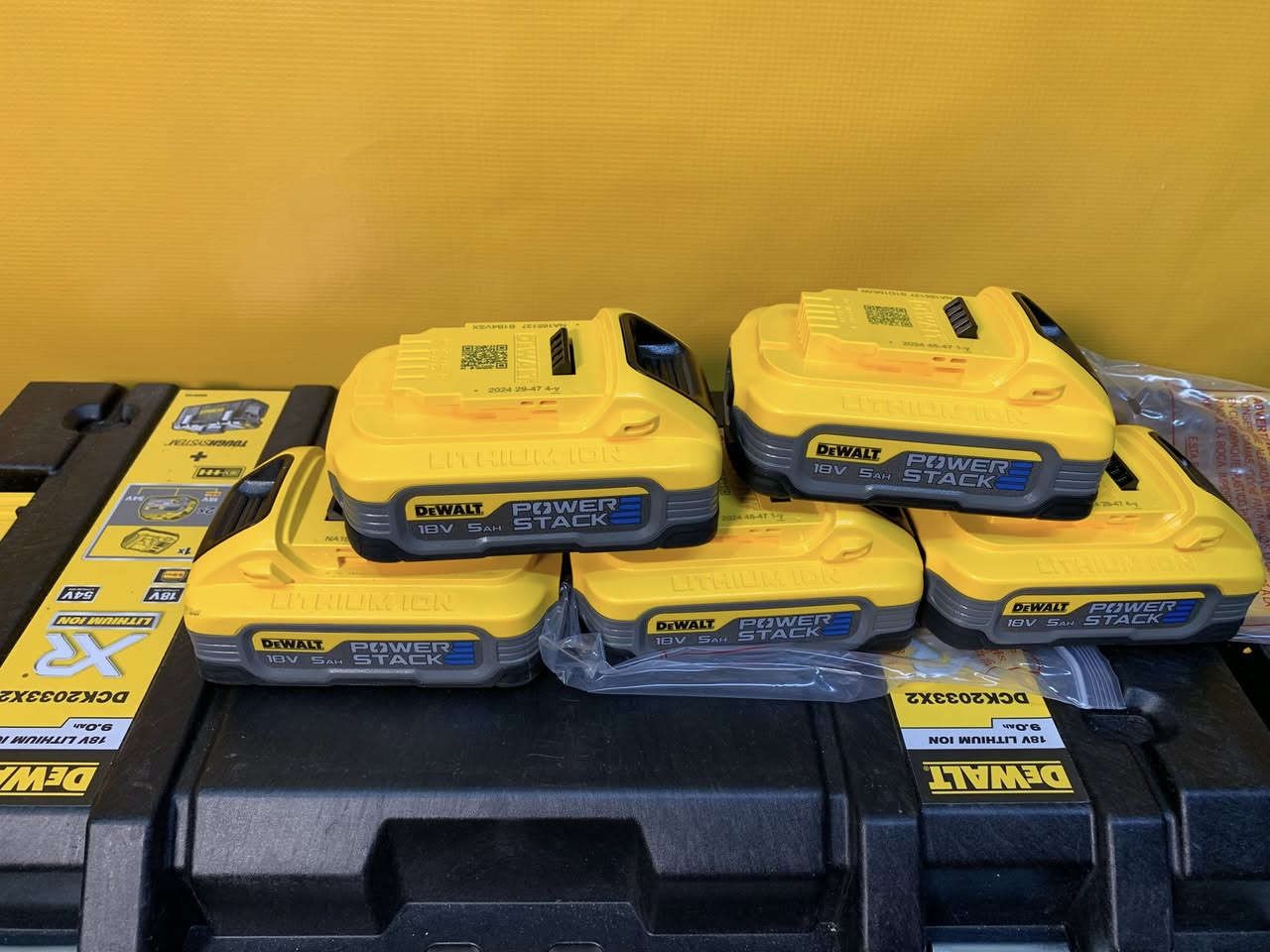 للبيع بطاريه  جديد. ديوالت الصليه  باورستاك 
5  امبير
***********واتساب
