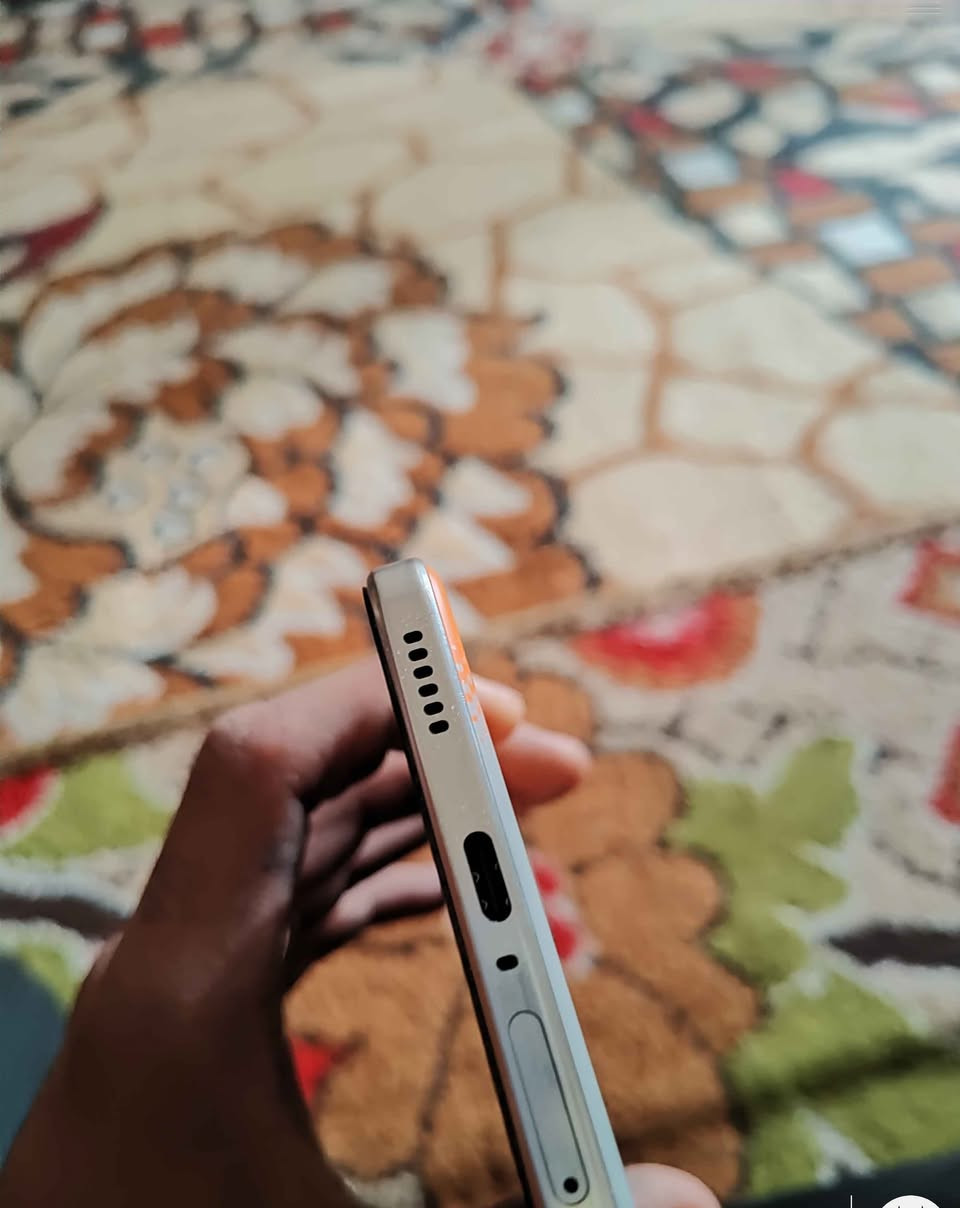 سلام عليكم جهاز  جديد كامل الملحقات 
ما مستخدم قليل  
 
 iQOO Neo10

ذاكرة تخزين 512 جيجابايت (UFS 4.0) 
فائقة السرعة.
الرام :   16 كيكا

الشاشة: من نوع LTPO AMOLED بمقاس 6.78 بوصة، تدعم معدل تحديث 144Hz، وبدقة 1.5K، مع تقنيات حماية العين المتقدمة وسطوع يصل إلى 4500 شمعة
.
البطارية والشحن: بطارية ضخمة بسعة 6100 مللي أمبير، تدعم الشحن السريع بقوة 120 واط (يشحن من 1% إلى 100% في أقل من 30 دقيقة).

الكاميرا:
الخلفية: أساسية 50 ميجابكسل بمستشعر (Sony IMX921) مع مثبت بصري OIS، وعدسة واسعة 8 ميجابكسل.
الأمامية: بدقة 16 ميجابكسل.
النظام: يعمل بنظام Android 15 مع واجهة OriginOS 5.

السعر 575 وبيه مجال للشراي

مكاني بغداد مدينه الصدر

هذا رقمي.   *********** بغداد, العراق
