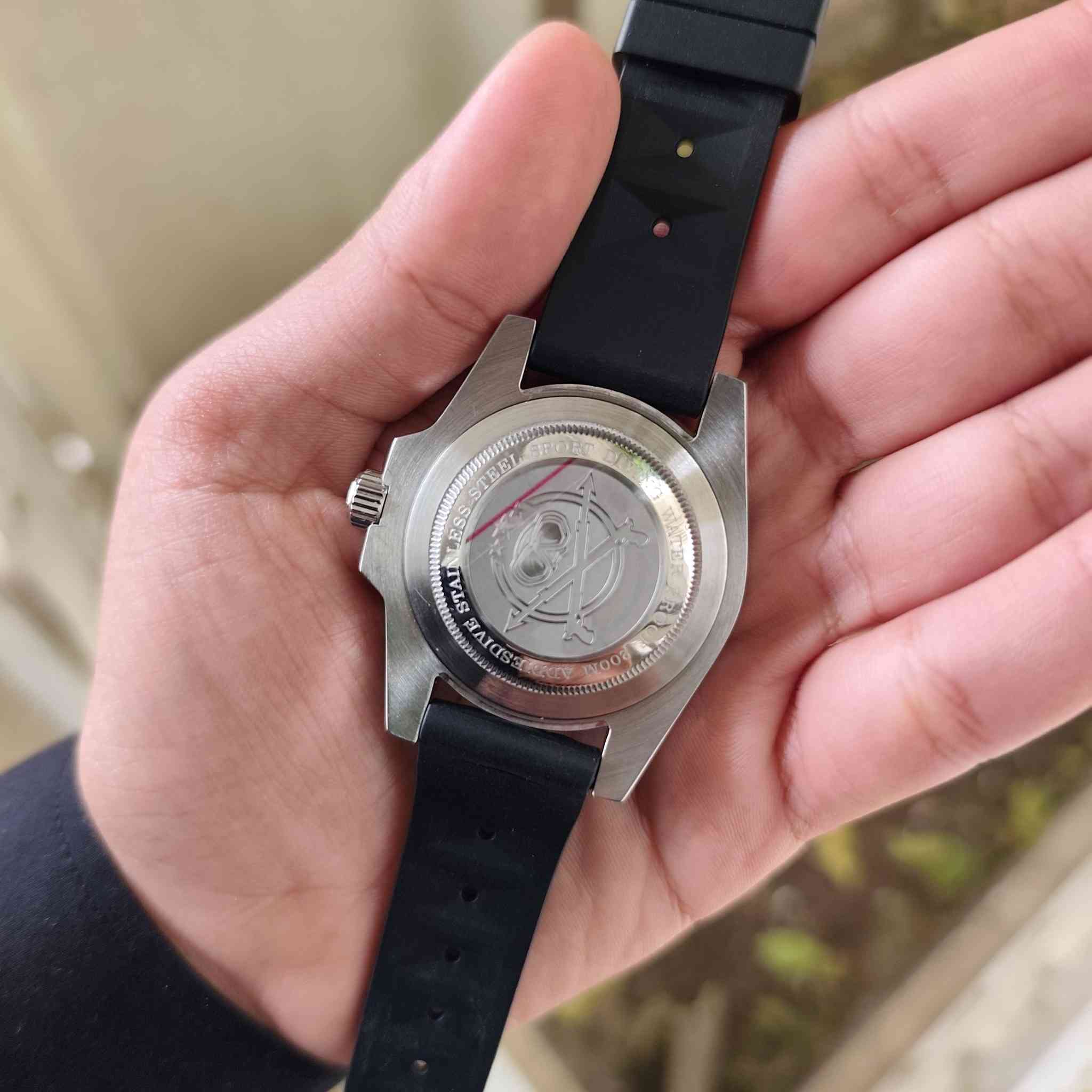 ⌚ ساعة الغوص الاحترافية الاصلية من ADDIESDIVE 

جديدة لوك
(الصور خاصة بالمنتج نفسه اني مصورها)
إذا كنت تبحث عن الدقة والأناقة والجمال في وقت واحد، فهذه الساعة هي الخيار المثالي. مستوحاة من تصميم الـ "Submariner" الكلاسيكي، وتجمع بين المتانة والمظهر الرياضي.
المواصفات التقنية:
الماكنة (Movement): تعمل بمحرك كوارتز ياباني (Miyota 2115)، المعروف بدقته العالية وعمره الطويل للبطارية.
مقاومة الماء: مقاومة حقيقية للماء حتى عمق 200 متر (20 ATM)، مناسبة للسباحة والغوص والأنشطة المائية.
الهيكل (Case): مصنوع من الفولاذ المقاوم للصدأ 316L الصلب، بقطر 41 ملم (حجم مثالي لمعظم المعاصم).
الإطار (Bezel): إطار سيراميك فاخر دوار أحادي الاتجاه، مقاوم للخدش والبهتان.
الحزام: تأتي بحزام مطاطي من نوع Waffle Strap الأسود، مريح جداً للاستخدام اليومي ومقاوم للعرق والماء.
الإضاءة الليلية: عقارب ومؤشرات ساعة مطلية بمادة Luminous (فسفورية) قوية لسهولة القراءة في الظلام.
الزجاج: زجاج معدني مقوى مع عدسة مكبرة فوق نافذة التاريخ لزيادة الوضوح.
#ساعة_رجالية
متوفر توصيل لكل العراق 🇮🇶


**إذا كنت صاحب هذا الإعلان وتريد حذفه لأي سبب، رجاءا أرسل رسالة إلى الدعم الفني**