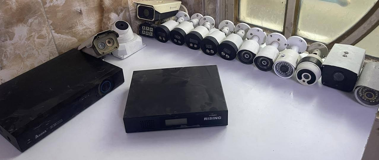 السلام عليكم 
منظومة كاميرات مستخدمة 
شرط كلها شغال وأصلية 
14 كاميرا قسم منهن فلاش 
ديفيار 16 جنل اسوار اصلي
يو بي اس ليثيوم 
بوكسات 
شرط مفحوصات وشغالات
***********
المكان بغداد الحرية 
السعر 250 الف
