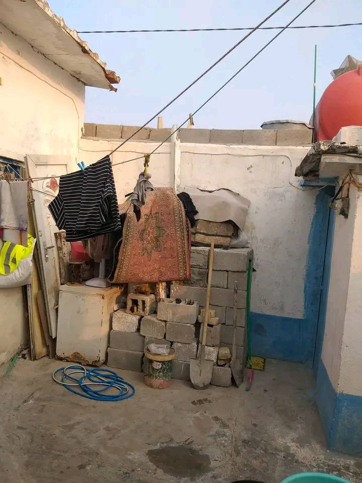 السلام عليكم بيت حواسم مساحه 150متر المكان حي شرطه مقابيل مستشفى تركي يم جملونات زرك يمنه ربع شوراع تبليط يطلع مكون البيت من غرفتين خمس متر طول ولعرض ربعه مع هول ربعه ونص طول وعرض مطبخ ثلاث ونص طول العرض ثنين ونص مع ديوانيه طول خمسه العرض ربعه حمام داخلي طارمه ربعه بتلاثه مع يحتوي البيت بنكات سغف مع ثلاث سبالت مع خط نت مشمولين بتمليك جديد االقرار نزل عن الحكومه قررته سعر 25/ ***********
