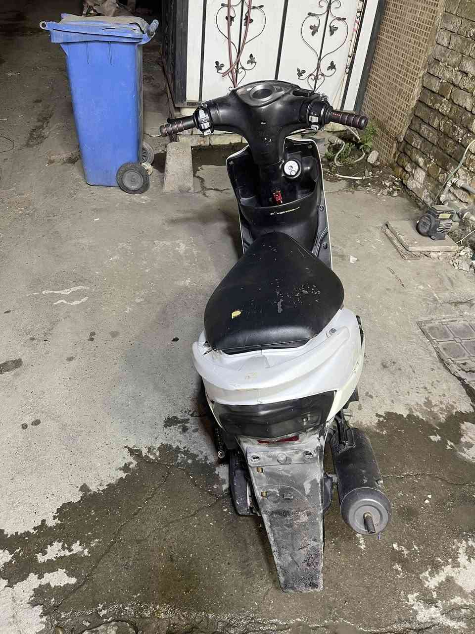 السلام عليكم للبيع ماكس عدله بوشه بلاديه ٤٩ كفرات وسوادات ختم واحد نكره سلفه شرط شلعه ومعدل مكينه مكفوله من تبخير وصوت الدراجه كلهه بلاديه دشبول رياضي مكاني بغداد الاعظميه عارضهه ب ٦٢٥ وبيهه مجال بسيط 
للاتصال ***********
