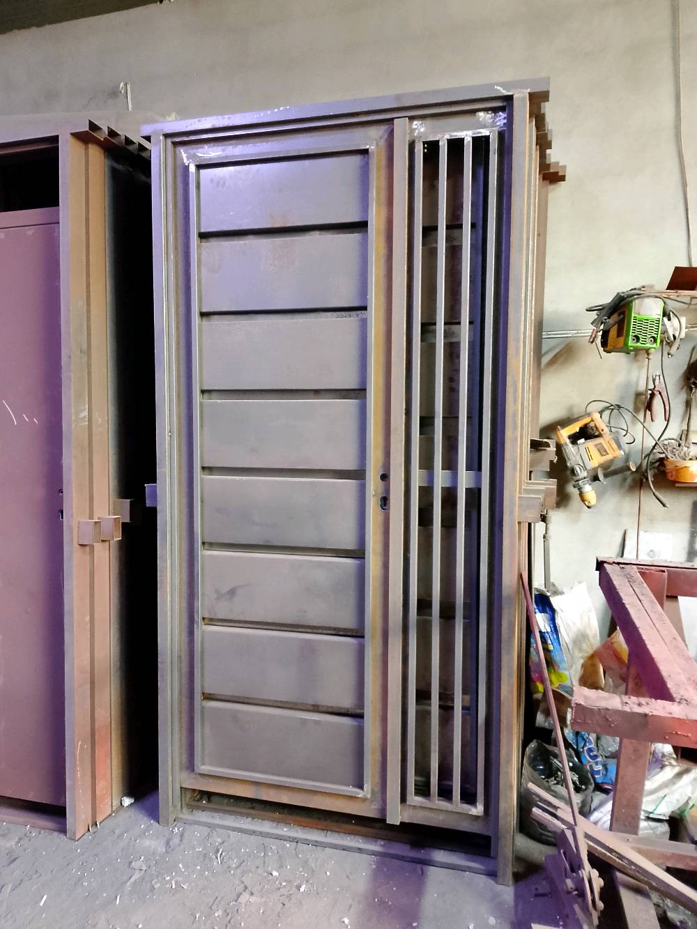 حدادة ابواب وشبابيك 
أين يقع موقع المحل؟: 
موصل صناعة الكرامة حي الكرامة جانب ايسر 
هل الأنواع المعروضة مستعملة أم جديدة؟: 
جديدة
هل تقدمون خدمة التوصيل؟: 
نعم
ما هو السعر لكل باب أو درج؟: 
بالاتفاق 