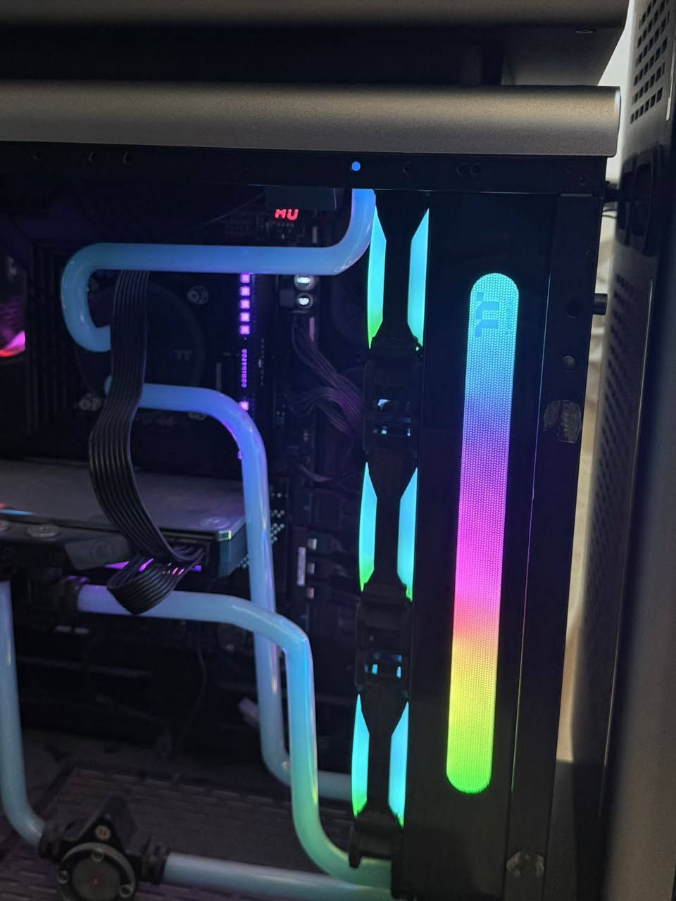 تجميعة العاب للبيع
i7 14700kf 

asus z690 Maximus hero 

Ram 16 ddr5 6400 cl32 dominator 

واط كولر ماستر كولد بلص فول مودلر Psu: 1250 

 M.2 1t Samsung 980 pro 

SSD 1t

HDD 1t

Rtx 3080 10g palit open loob 

Case thermaltake level 20 هاي نسخة النادرة الاوبن لوب بس قطعتين بالعراق 

والمبرد اوبن لوب من ثرملتك

البلوك المستخدم للكارت من EK

والراديترات المستعملة بالتجميعة اول راديتر من ثرملتك السمك مالتة 70 والحجم 360 والراديترا الثاني السمك مالتة 60 والحجم 480

ابيع كاملة 

ويا شاشة شاومي 34 انش 180 هرتز دقة فوق ال2k

وشاشة جانبية شاومي 21انج 75هرتز وستاند متحرك 

ويا ماوس rog harpe aimlab edition جديده ب130 دولار

كيبورد بلودي ws87 جبته ب 100 الف بلوتوث + وايرلس  
سماعة astro a50 gen4
 Ups 3kv apc  الامريكي الاصلي

يشيل 6باتريات 12فولت

مبدلهن قبل اسبوع وما مشغله اساسا يعني جدد

وكرسي مكتبي كلش مريح موضح بالصور 

وميز كلش قوي وحجمه مرتب موضح بالصور

كلها ويا كل الملحقات المذكورة ب3 ملايين قفل
رقمي ***********
