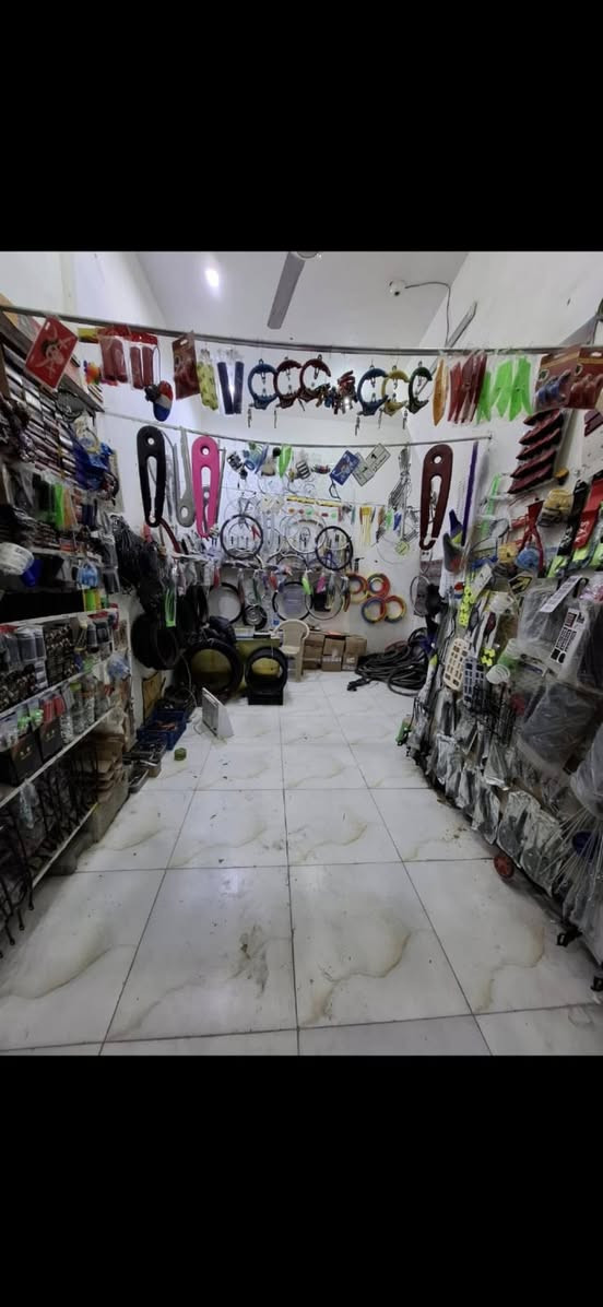 السلام عليكم. عندي محل بايسكلات جاهز للبيع بي غراض بسعر مناسب انشاء الله سبب البيع ماعندي فراغه .والله  بي شغل ومعاميل اليريده على باب الله العنوان الرميثة قرب الملعب يتصل واتساب***********
