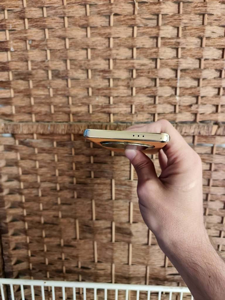 Honor x9c 5g  
فرۆشتن و گۆڕینەوە

بەزەمانی یەک هەفتە نەکراوە و بێ عەیب  

نرخ:255 هەزار قفڵ قفڵ
کامل ئەشیا
3️⃣شاشە سوپەر ئەمۆلیدی قوسی  120hz
4️⃣ڕام 12+12 و 256گێگا
5️⃣پاتری 6600 و 66 وات
6️⃣کامێرای ١٠٨ مێگاپێکسل 
7️⃣اpubg 90 fps
8️⃣ئایپیip 65 دژە ئاو
تەنها جامی سەر کامێرای پشتەوە درزێکی هەیە لەرەسمەکان دیارە تەئسیری لە کامێراو رەسم نەکردوە
شوختی شاشەی هەیە ٢شوختی لە ئیتاریشی هەیە
باقی بەشەرتو زەمان بێعەیب و نەکراوە

***********   وەتسئەپ دخان, السليمانية
