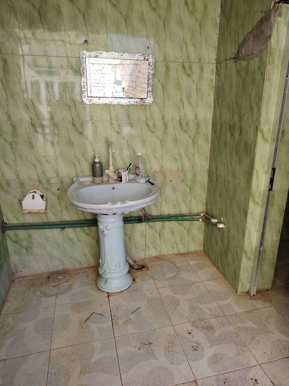 بيت  طابقين طايو صرف كرمه بني سعيد حي العسكري خلف مدرسة ثوره حجاره 
مساحه 284م 
غرفه 4 وهول 2 ومطبخ وصحيات خارجيه وديوانيه وحمام داخلي  وساحه أيضا 

البناء طابوك السقف كونكريت وشيلمان 

النقص البيت بيه طابق ثاني غرفه 2 وصحيات 

السعر 80مليون بيه مجال 

نستقبل كافه العروض سوك الشيوخ وكرمه بني سعيد 
مراسله الصفحه او الاتصال على الرقم التالي ***********
***********
