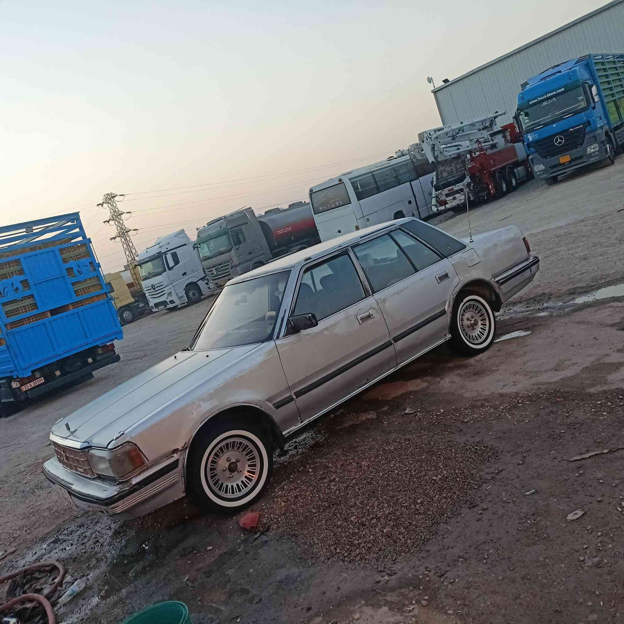 السلام عليكم سوبر 85للبيع كير ومكينه ثنين ونص اكسن سيدان حداديه جديده رقم بغداد انكليزي عارظه 40وبيه مجال والشراي بي خير ويدلل ***********
