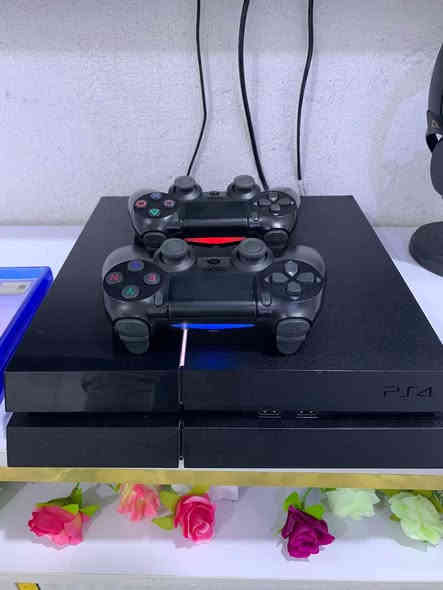 السلام عليكم بلي فور 4 فات نضام 12.52 مهكر وكآمل ويا جوستكات عدد 2 وأقراص عدد 4 ومنزل بي 4 ألعاب قويات يعني كامل سعر 200 من الأخير مكاني بصره القبله ***********
